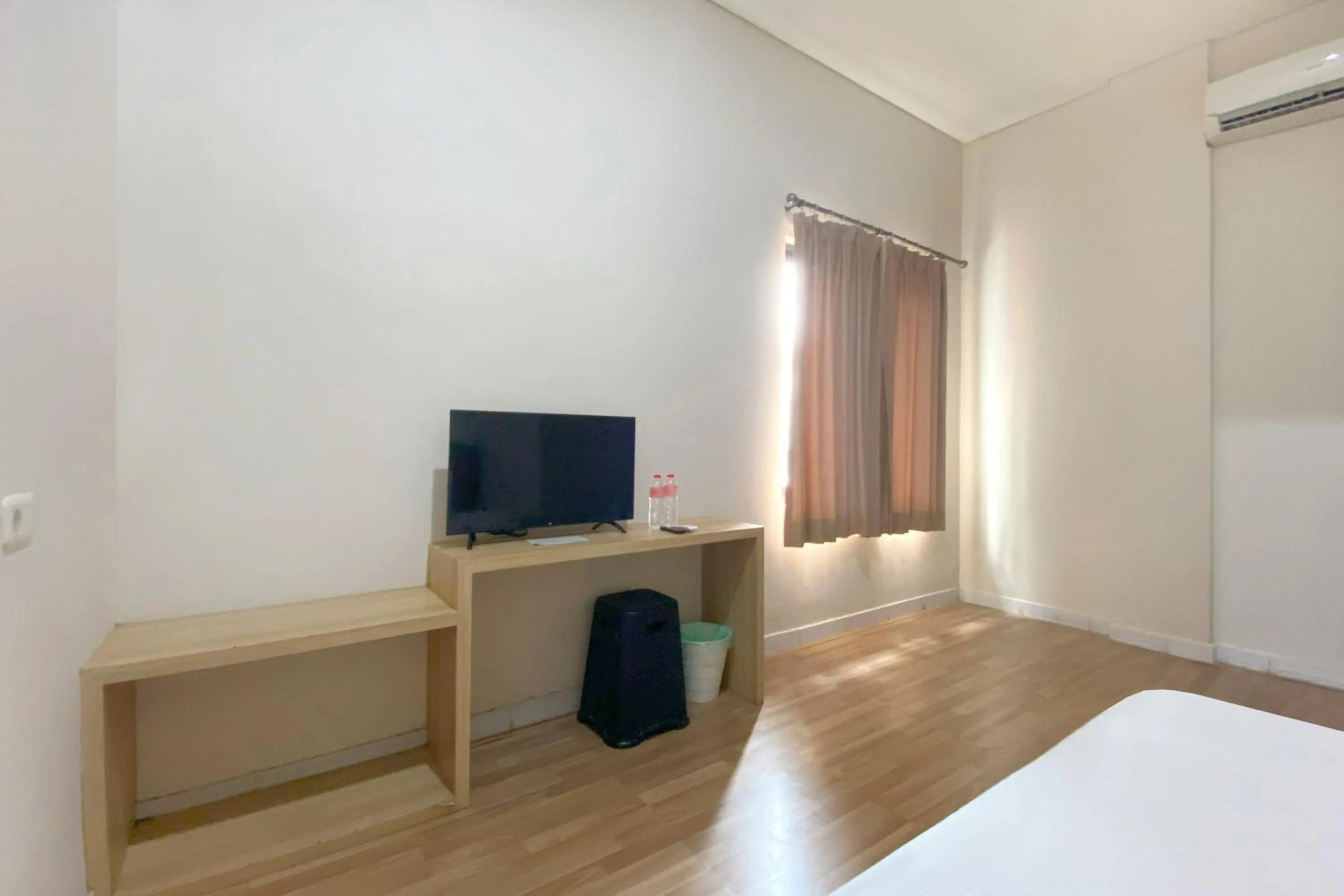 TV and multimedia, Bed in Urbanview Hotel Residence 446 Tanjung Duren