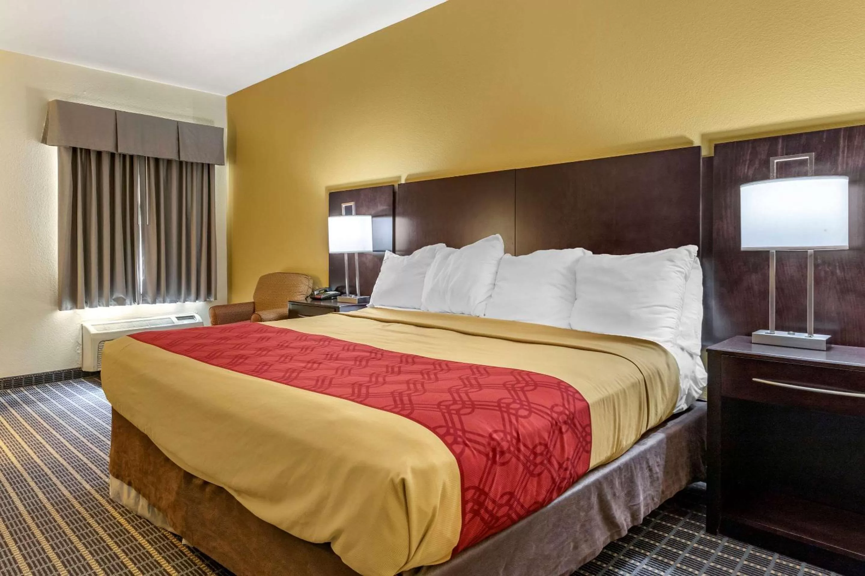 Photo of the whole room, Bed in Econo Lodge Brunswick Travel Center