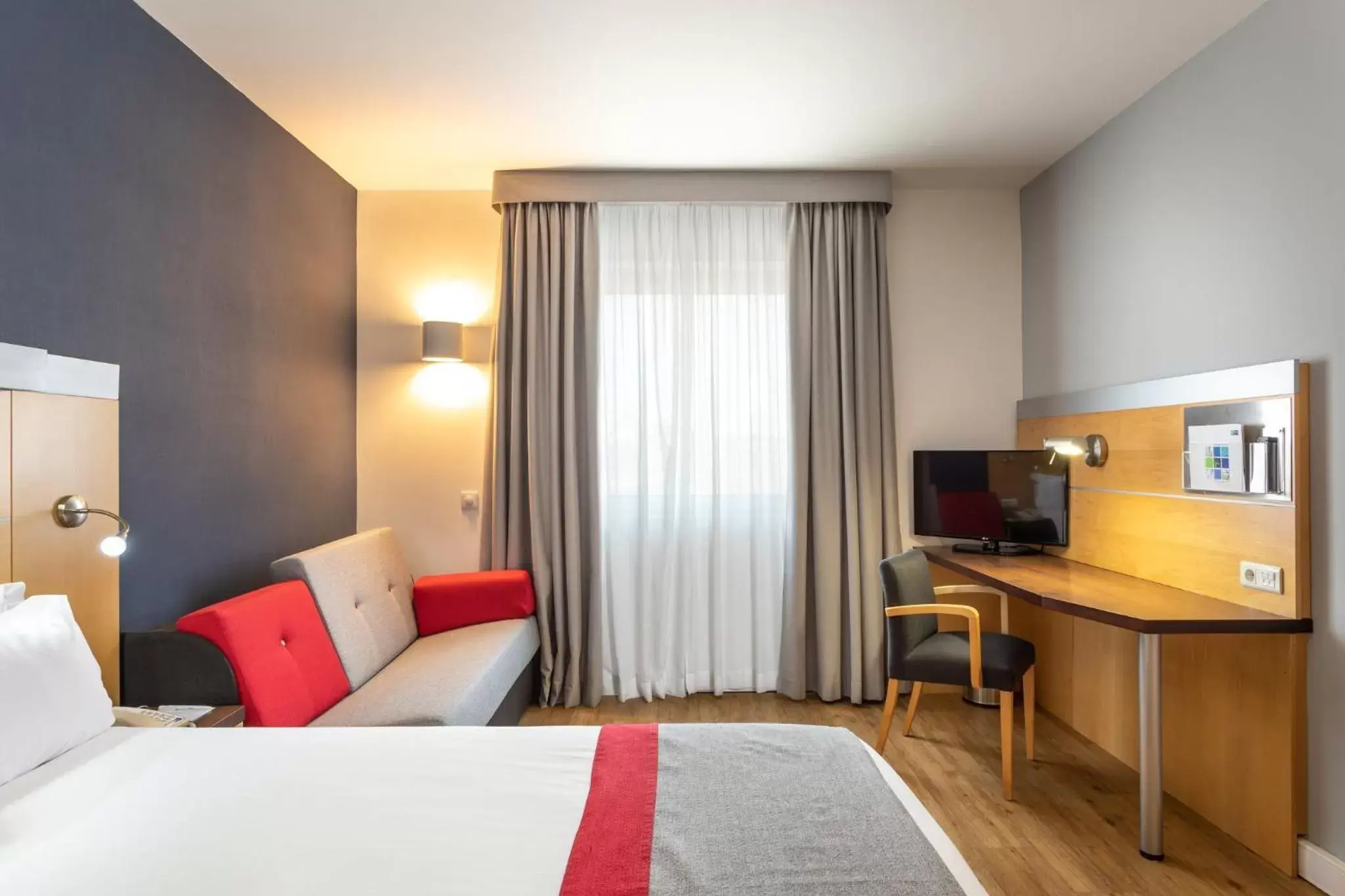 Standard Double Room with Sofa Bed in Holiday Inn Express Lisbon-Oeiras by IHG Standard Double Room with Sofa Bed in Holiday Inn Express Lisbon-Oeiras by IHG