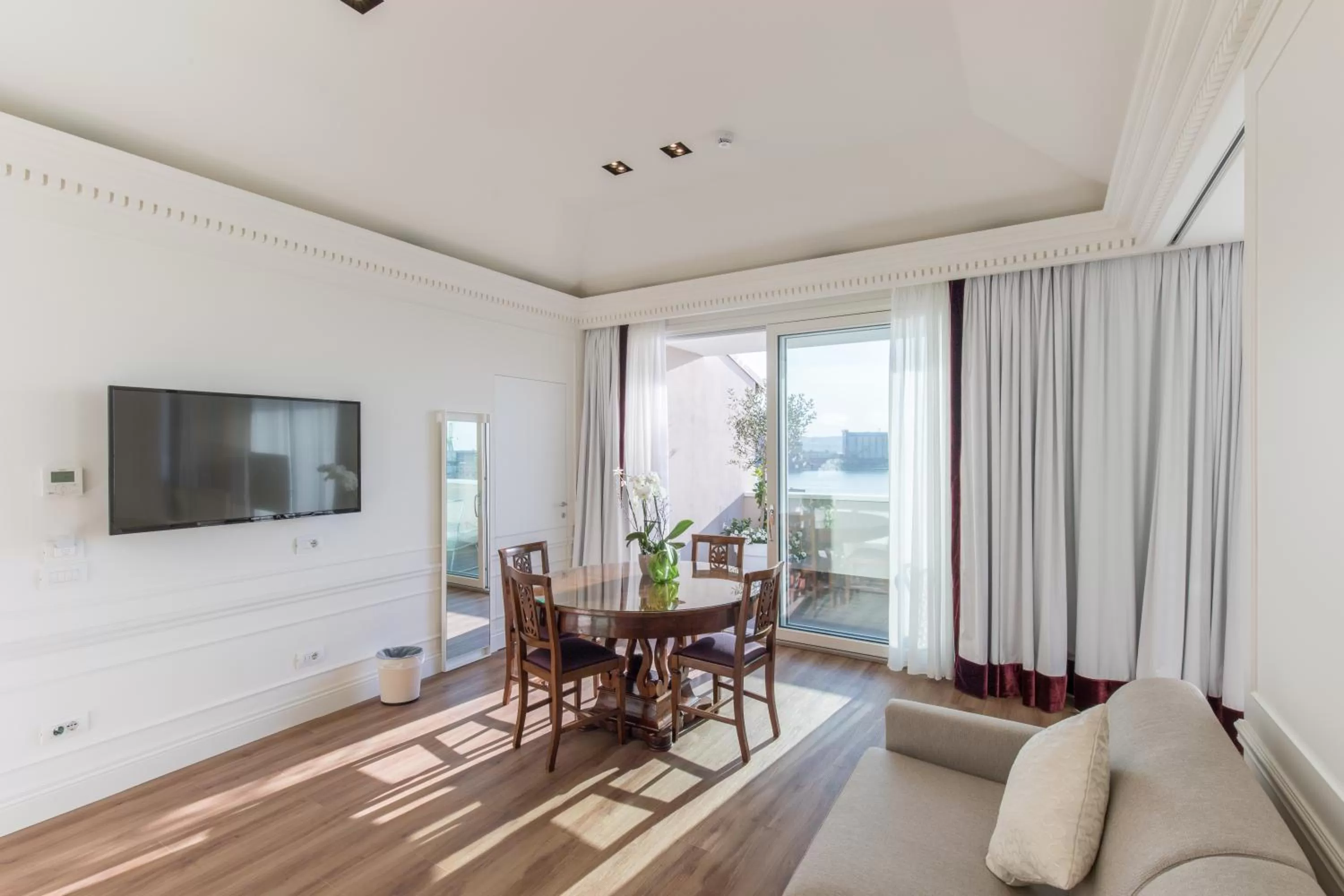 Communal lounge/ TV room in Grand Hotel Palace