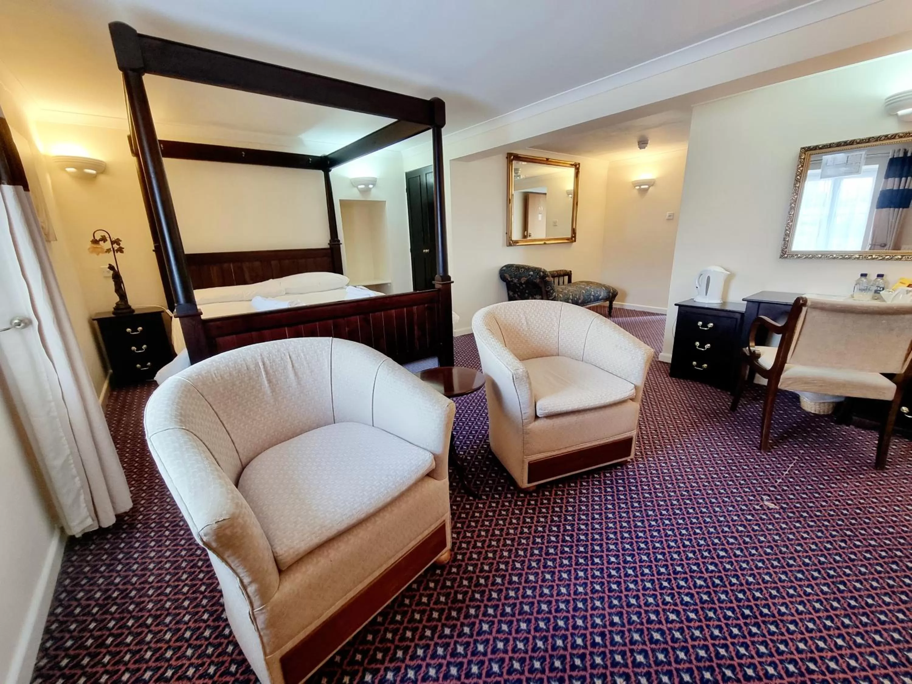 Seating area, Bed in The Sportsmans Inn Limited