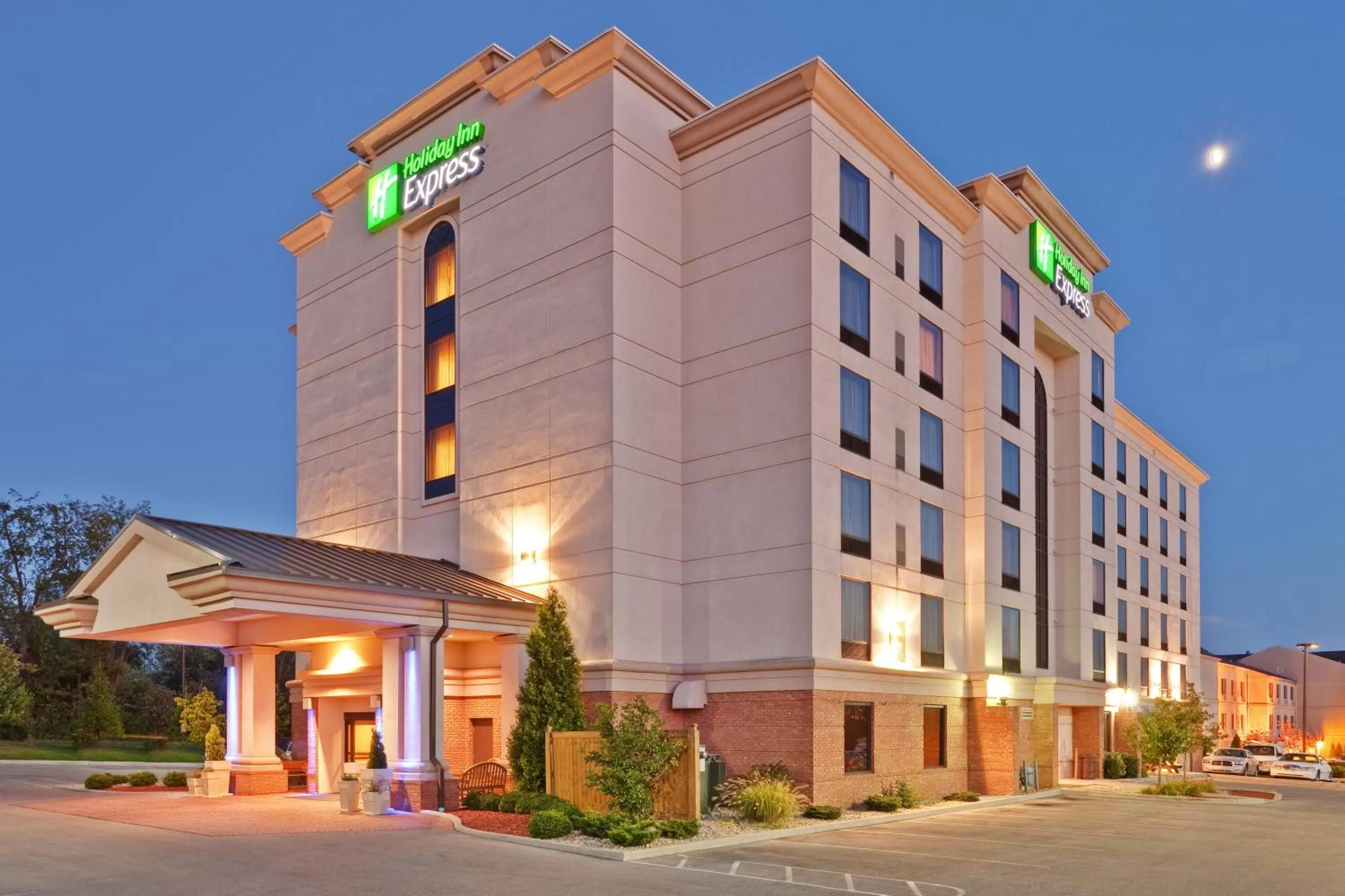 Property building in Holiday Inn Express & Suites Bloomington by IHG