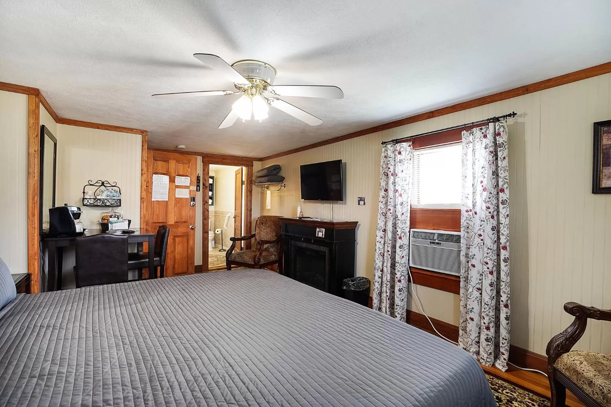 Photo of the whole room in Hocking Hills Inn