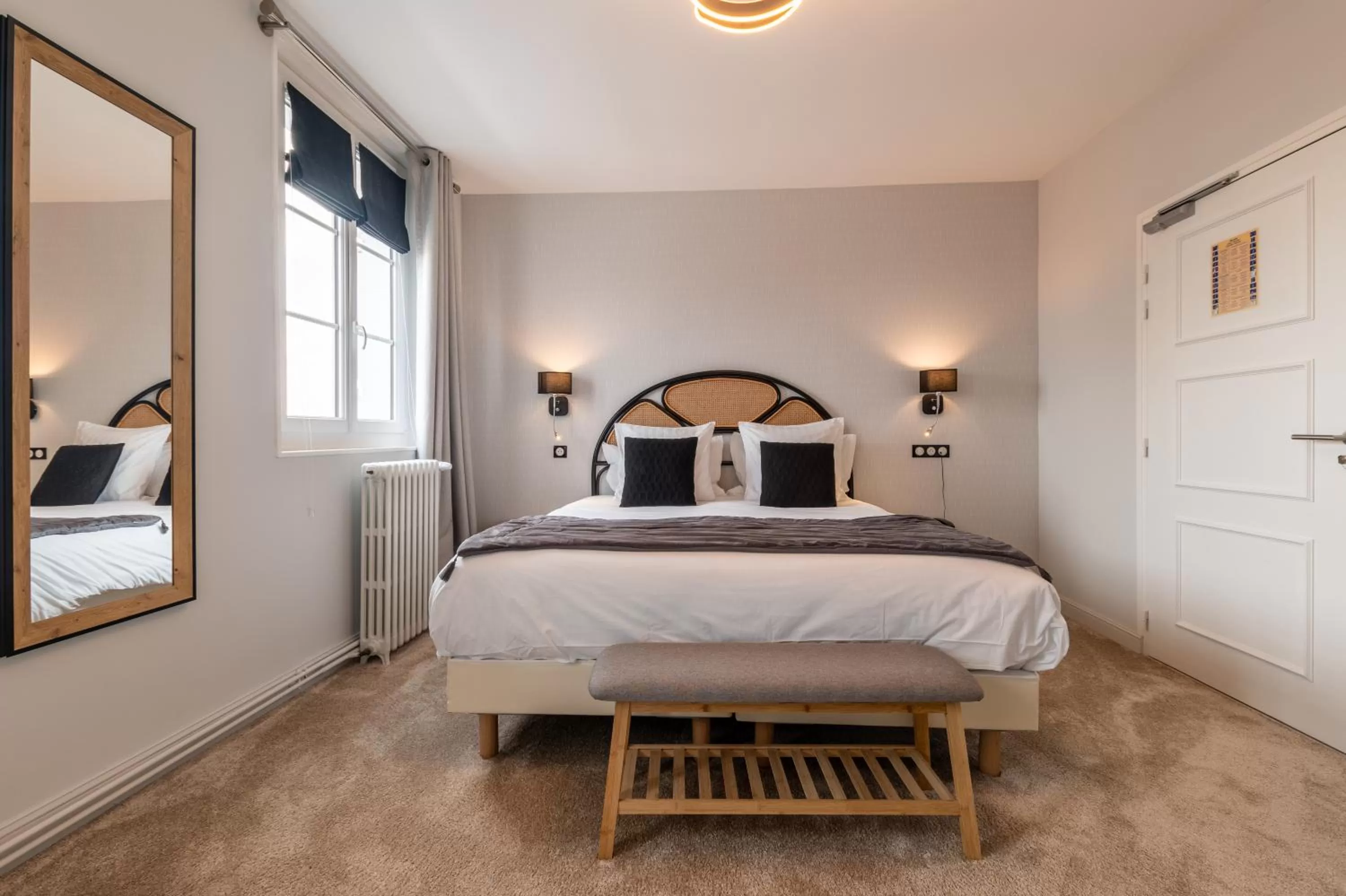 Shower, Bed in Hôtel Échappée en Baie - Parking privé gratuit dont forfaits bornes électriques réservable