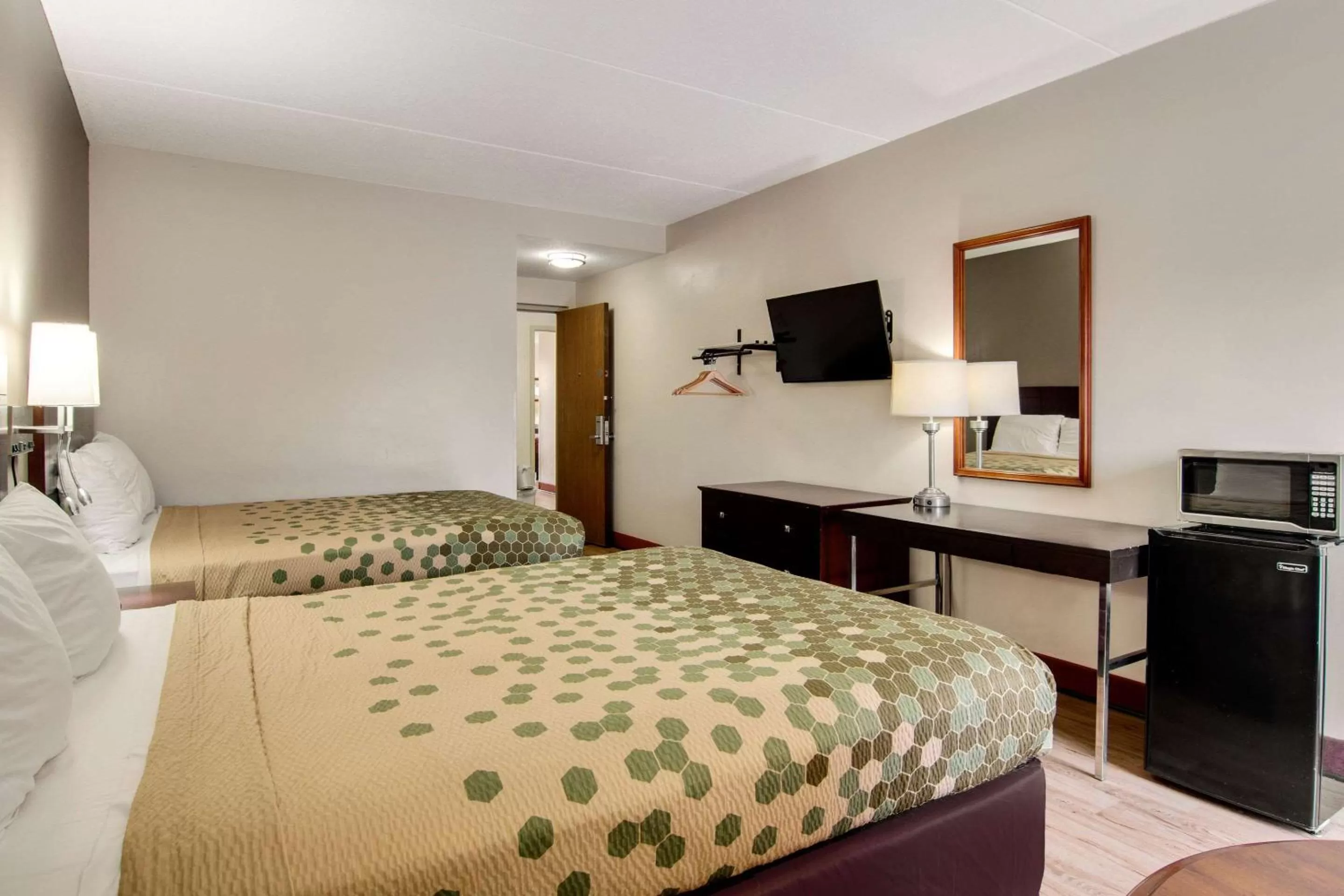 Bedroom, Bed in Econo Lodge Cadillac by Choice