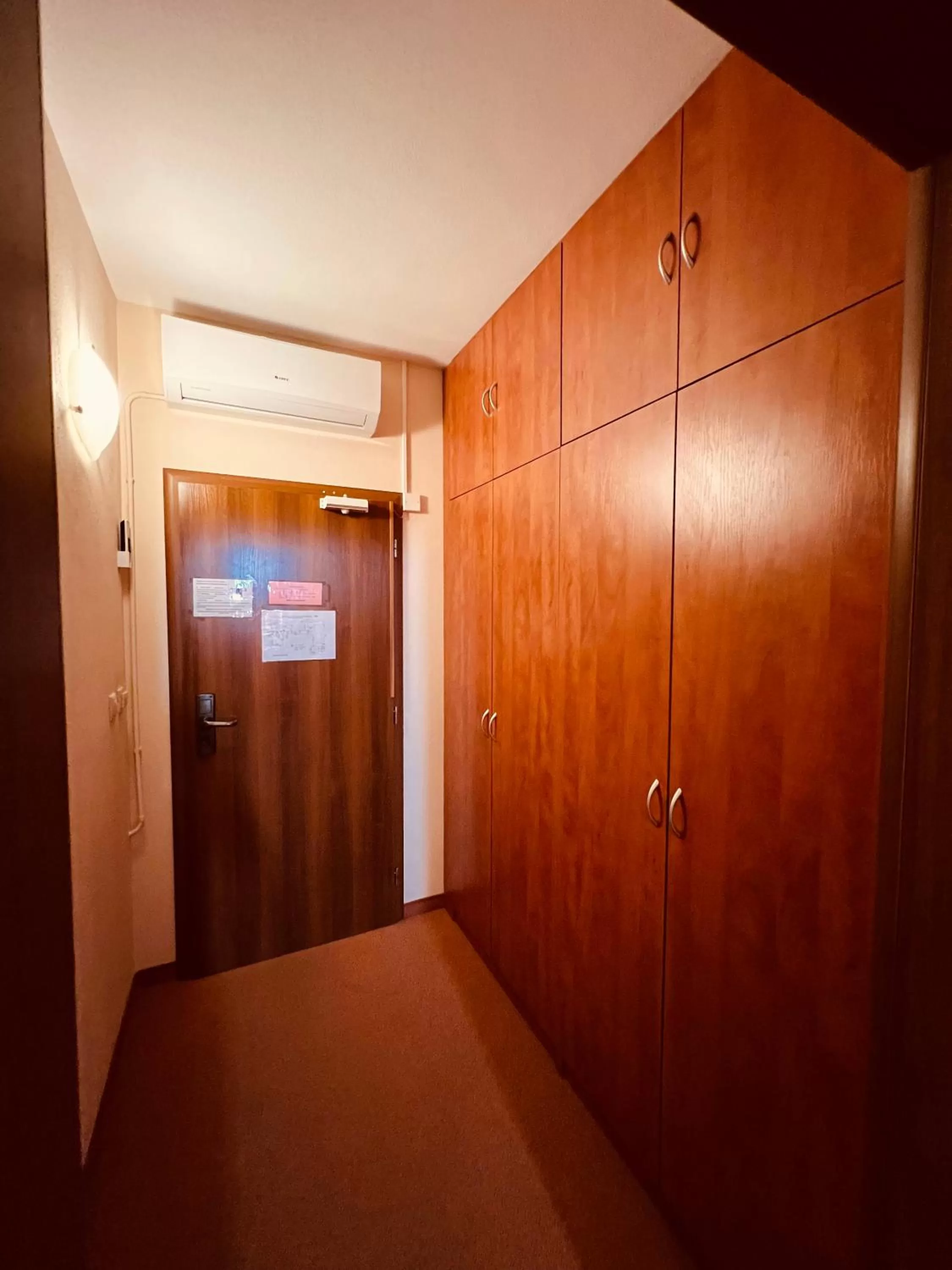 wardrobe, Bed in Spa & Wellness Hotel Orchidea