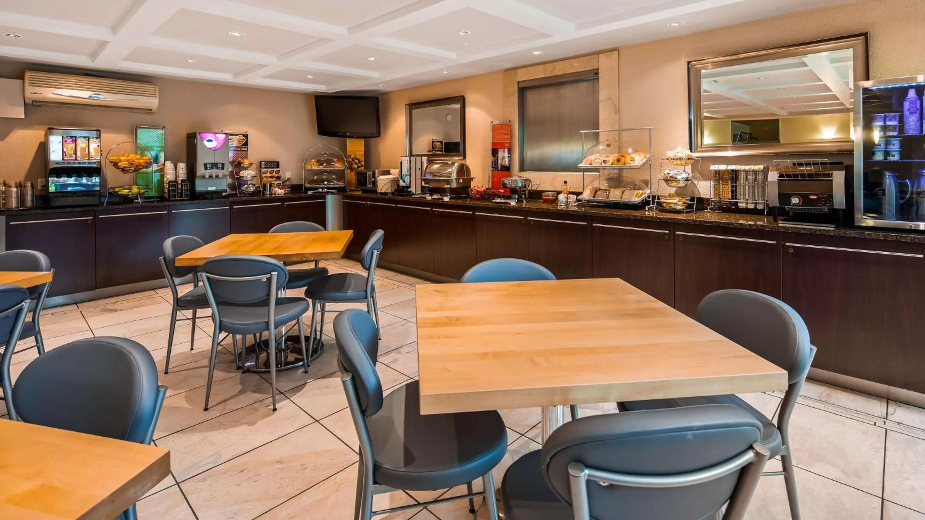 Breakfast in Best Western Plus Regency Inn and Conference Centre