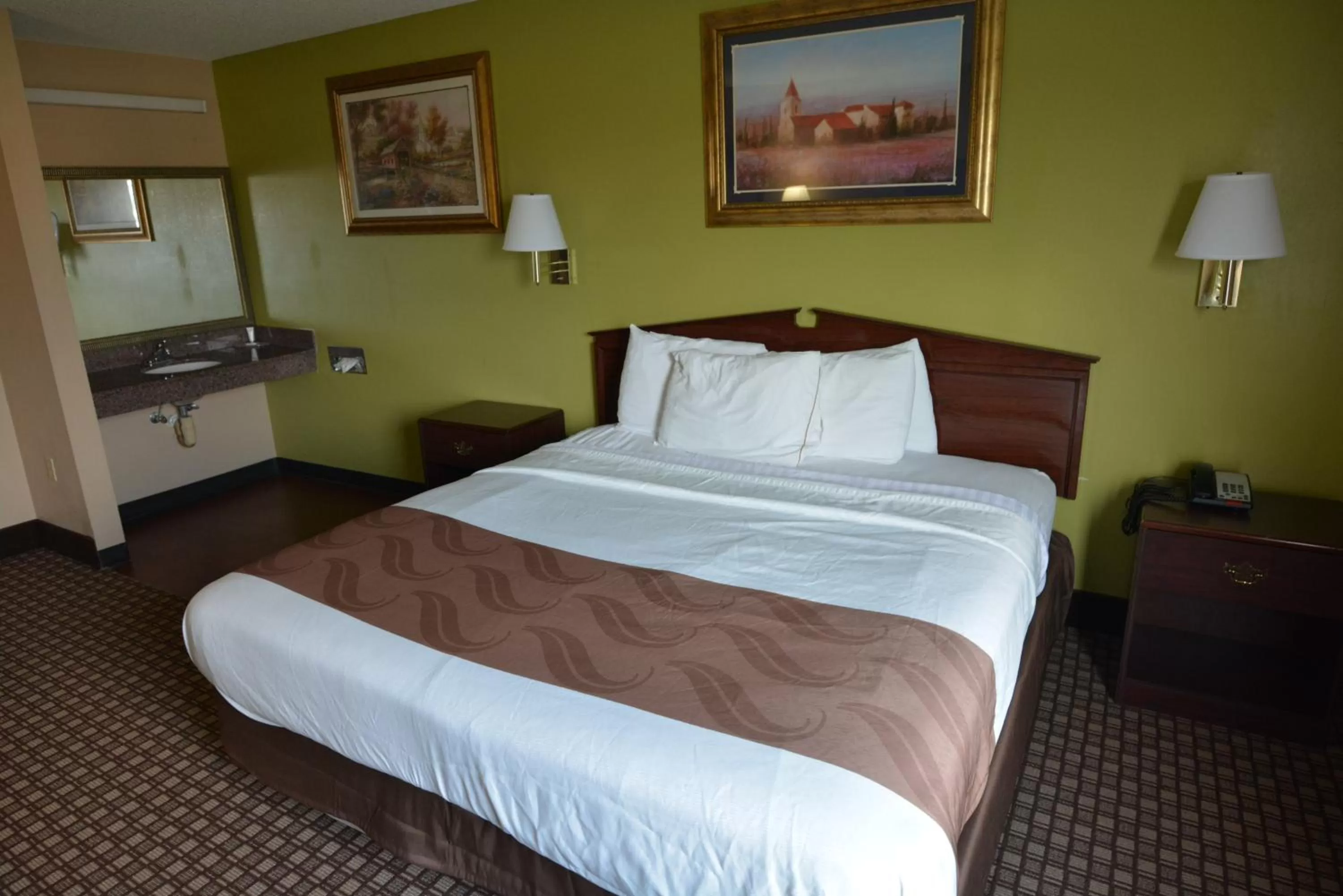 Bed in Jameson Inn and Suites Hazelhurst