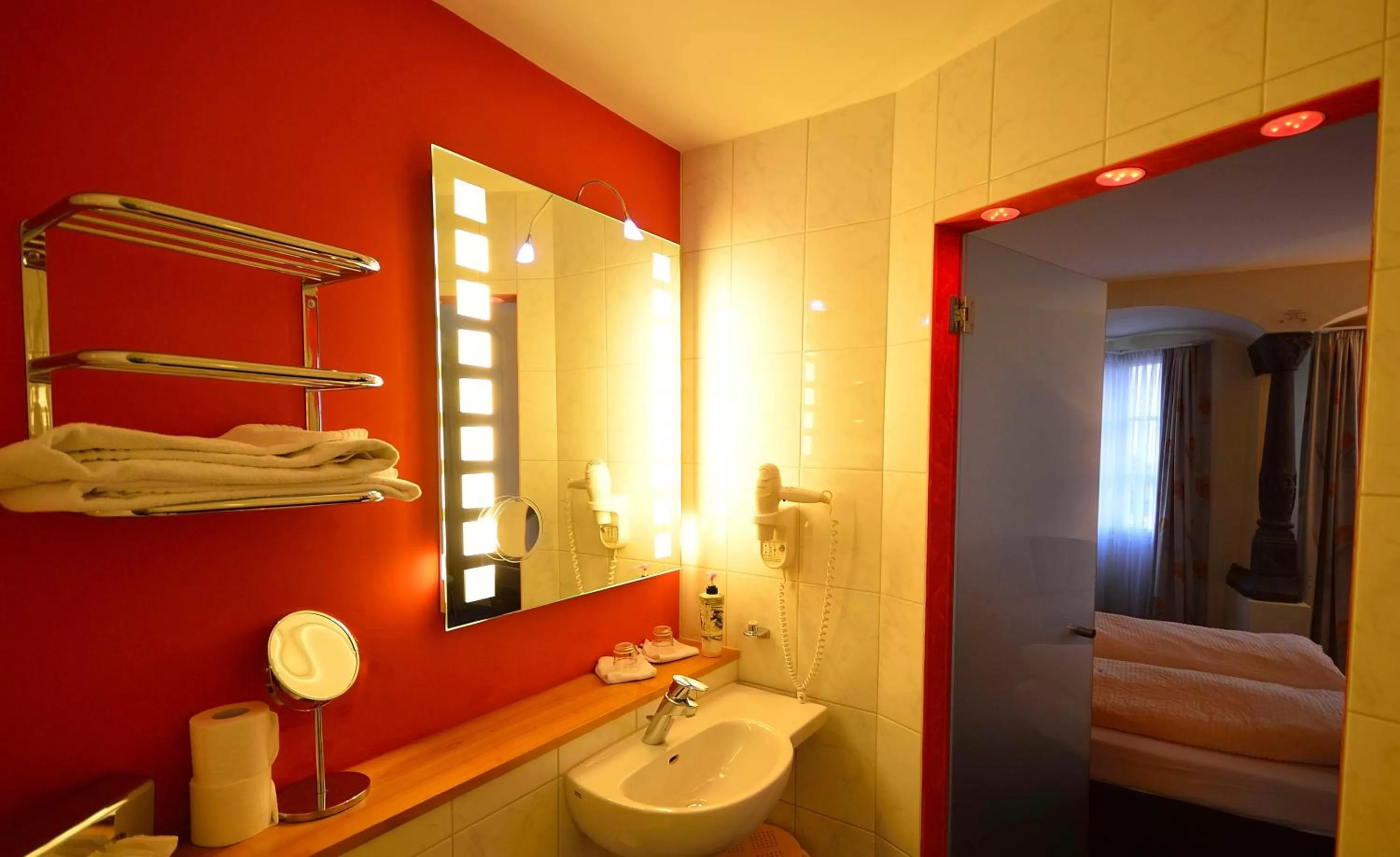 Bathroom, Bed in Ambiente Hotel Freieck