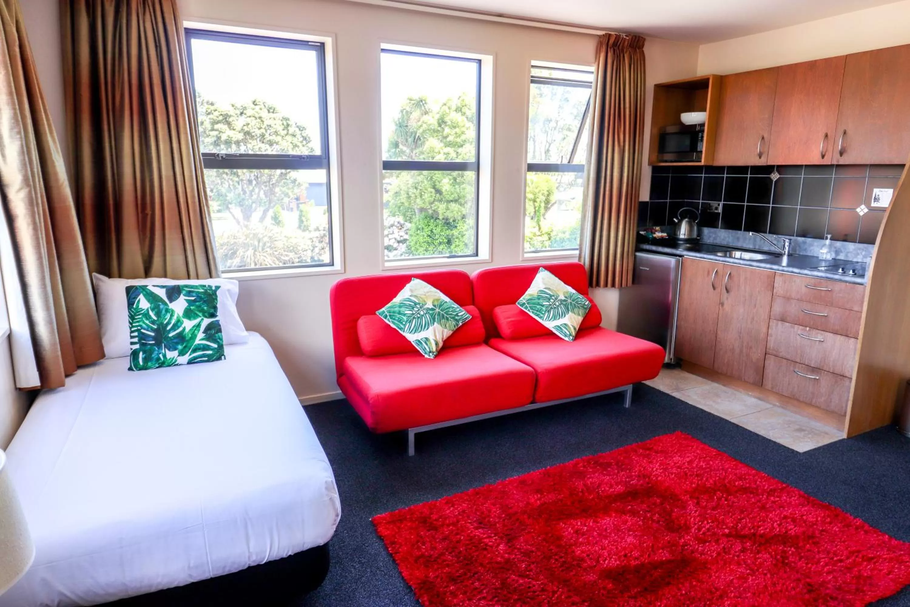 Living room, Bed in Coleraine Suites & Apartments