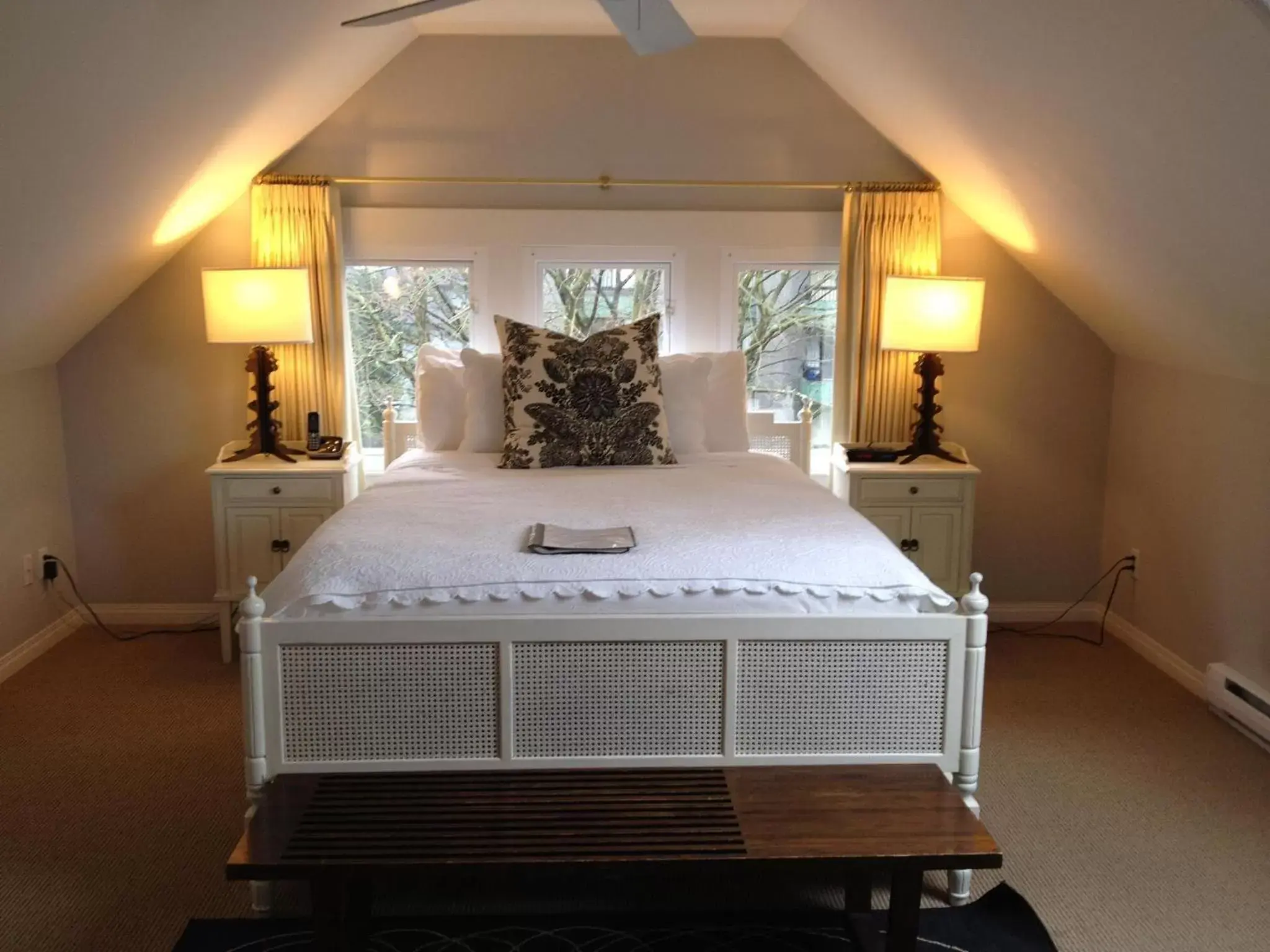 Deluxe Queen Room in Barclay House Bed and Breakfast Deluxe Queen Room in Barclay House Bed and Breakfast