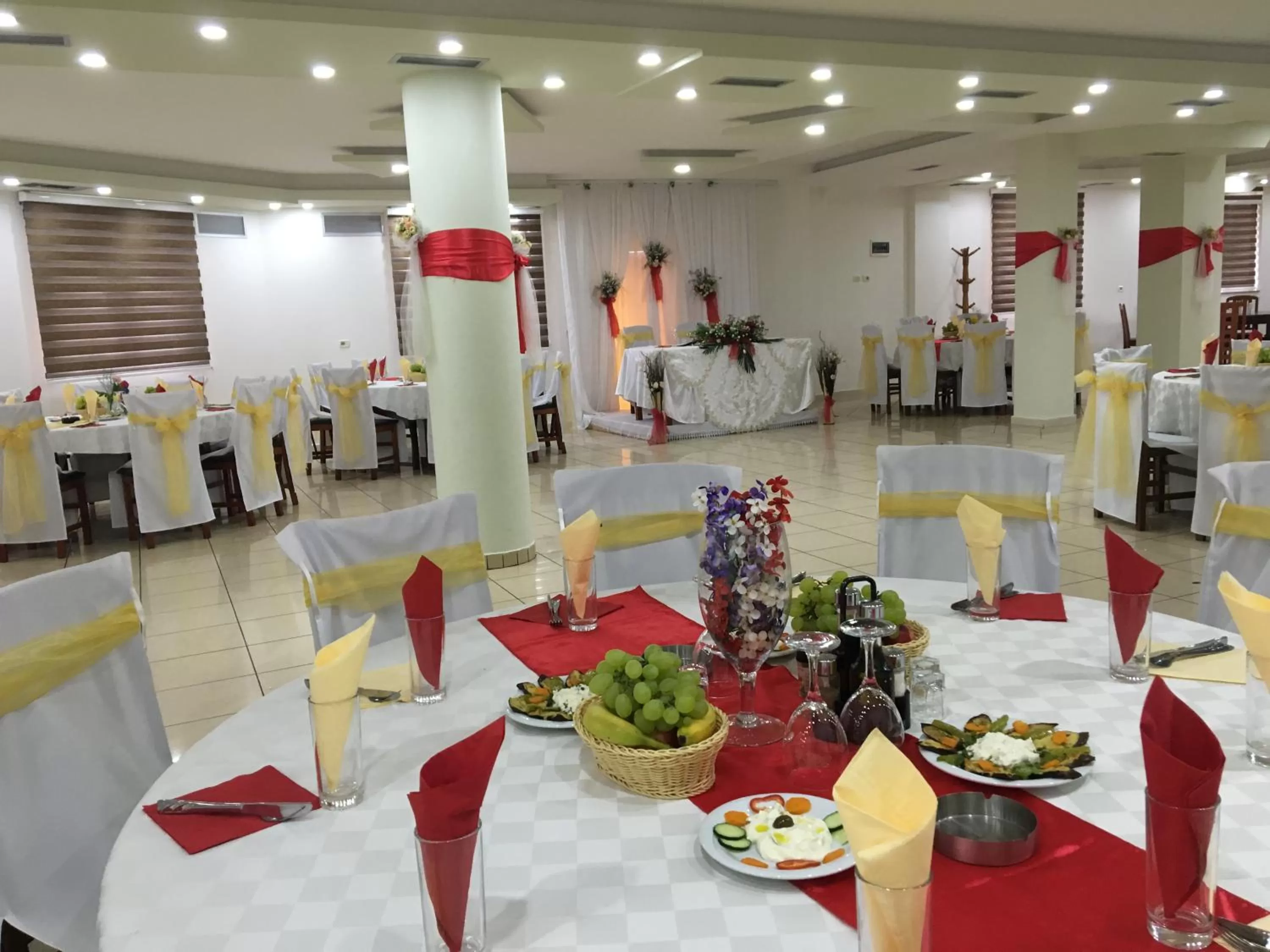 Restaurant/Places to Eat in Hotel Floga