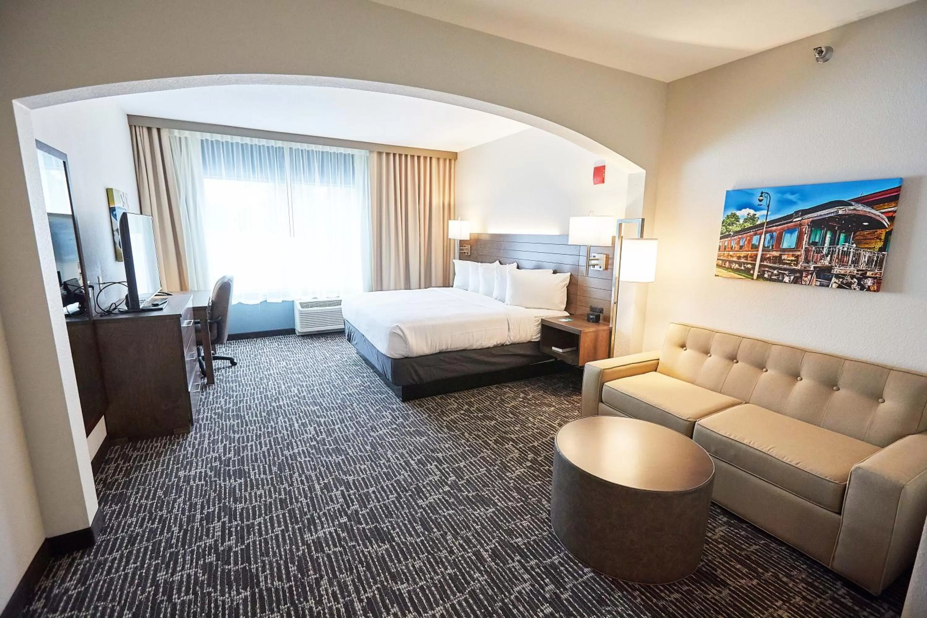 Seating area, Bed in Gundersen Hotel & Suites