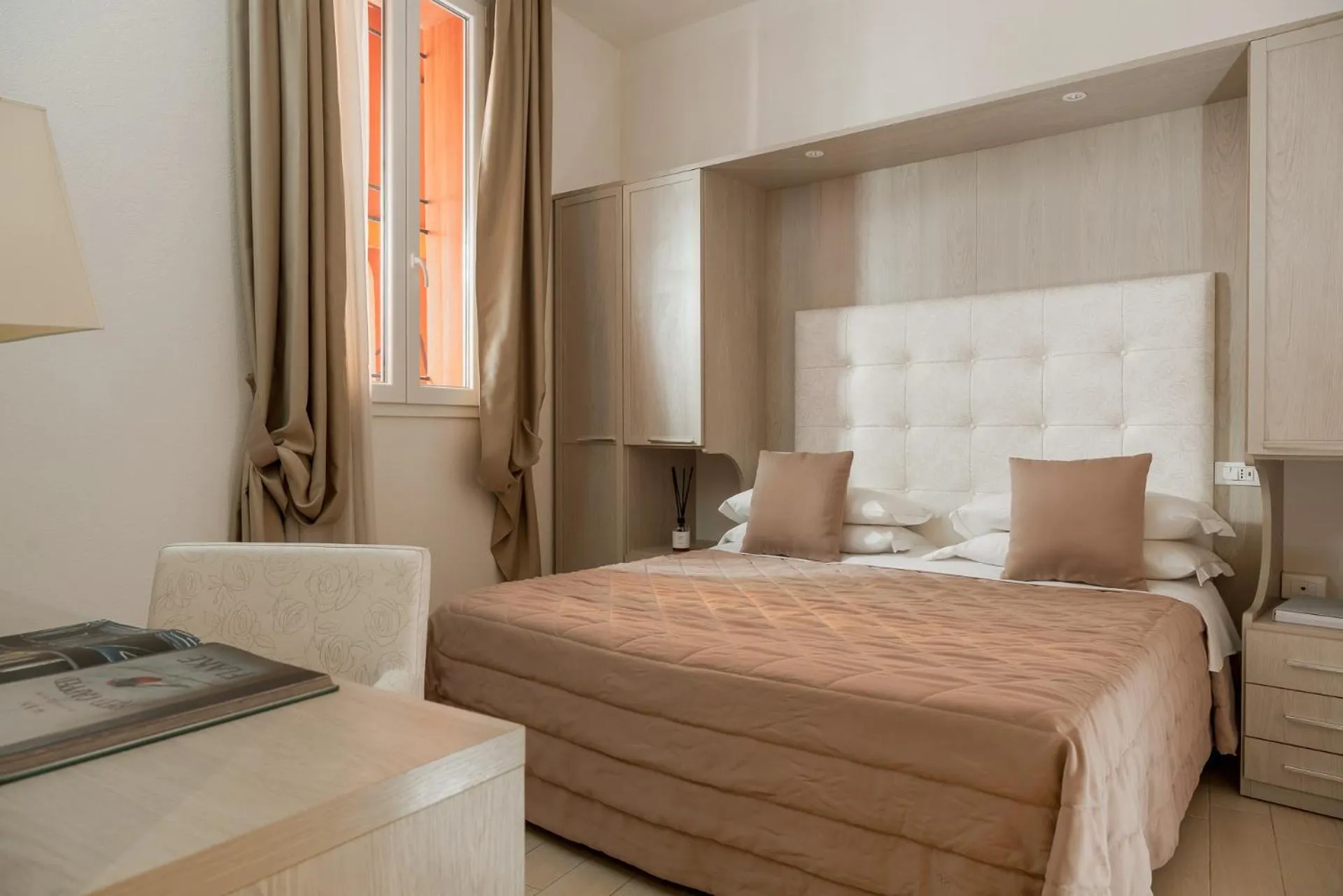 Photo of the whole room, Bed in Albergo Rossini 1936 Small & Charming