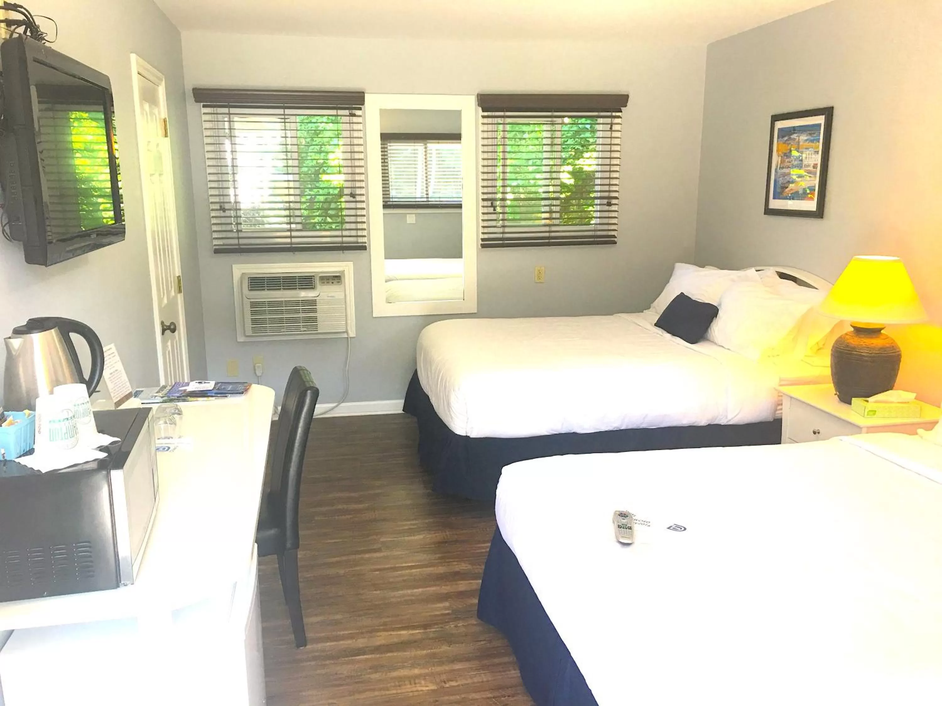 Photo of the whole room, Bed in Shorewood Inn