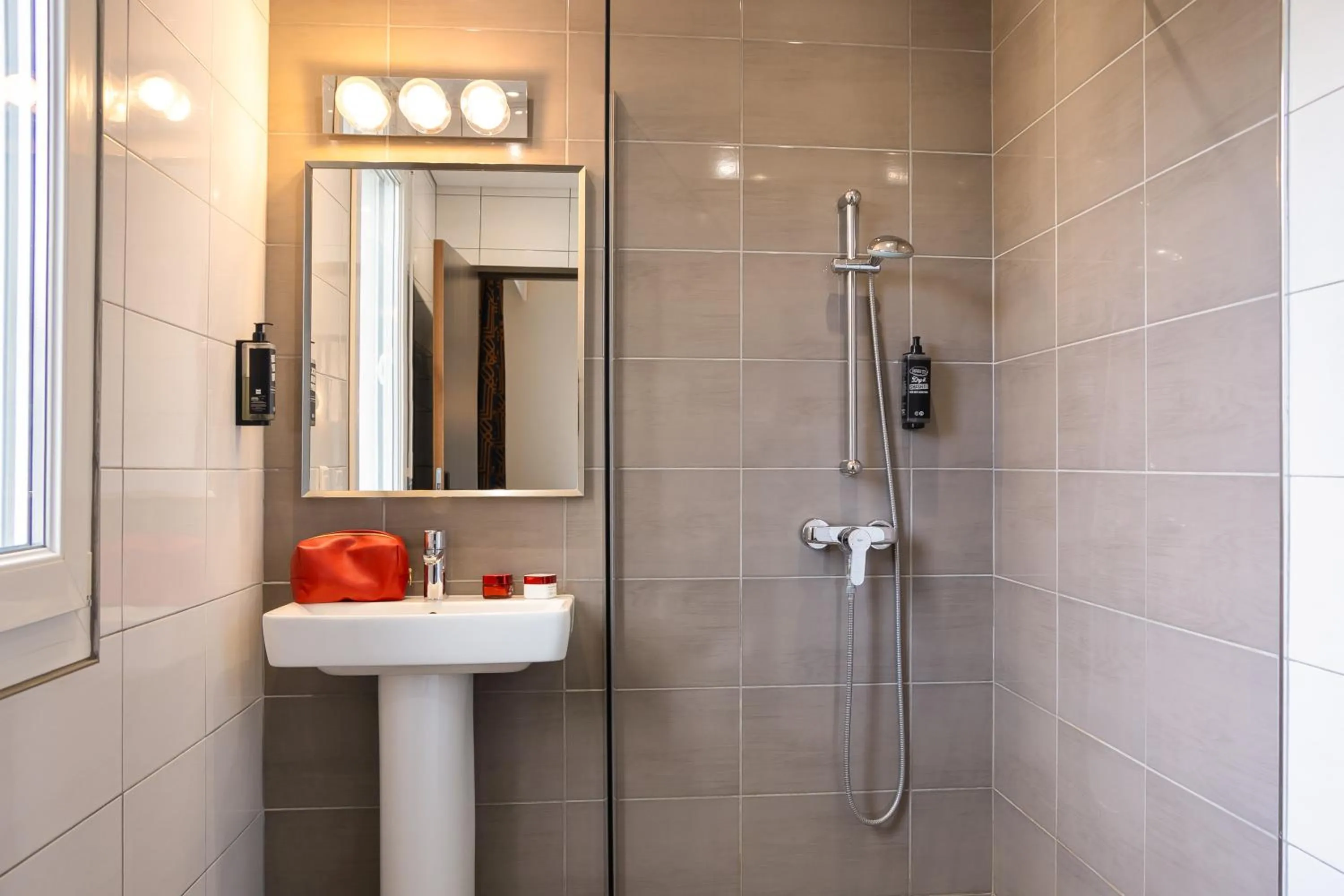 Bathroom in ibis Styles Saint-Quentin