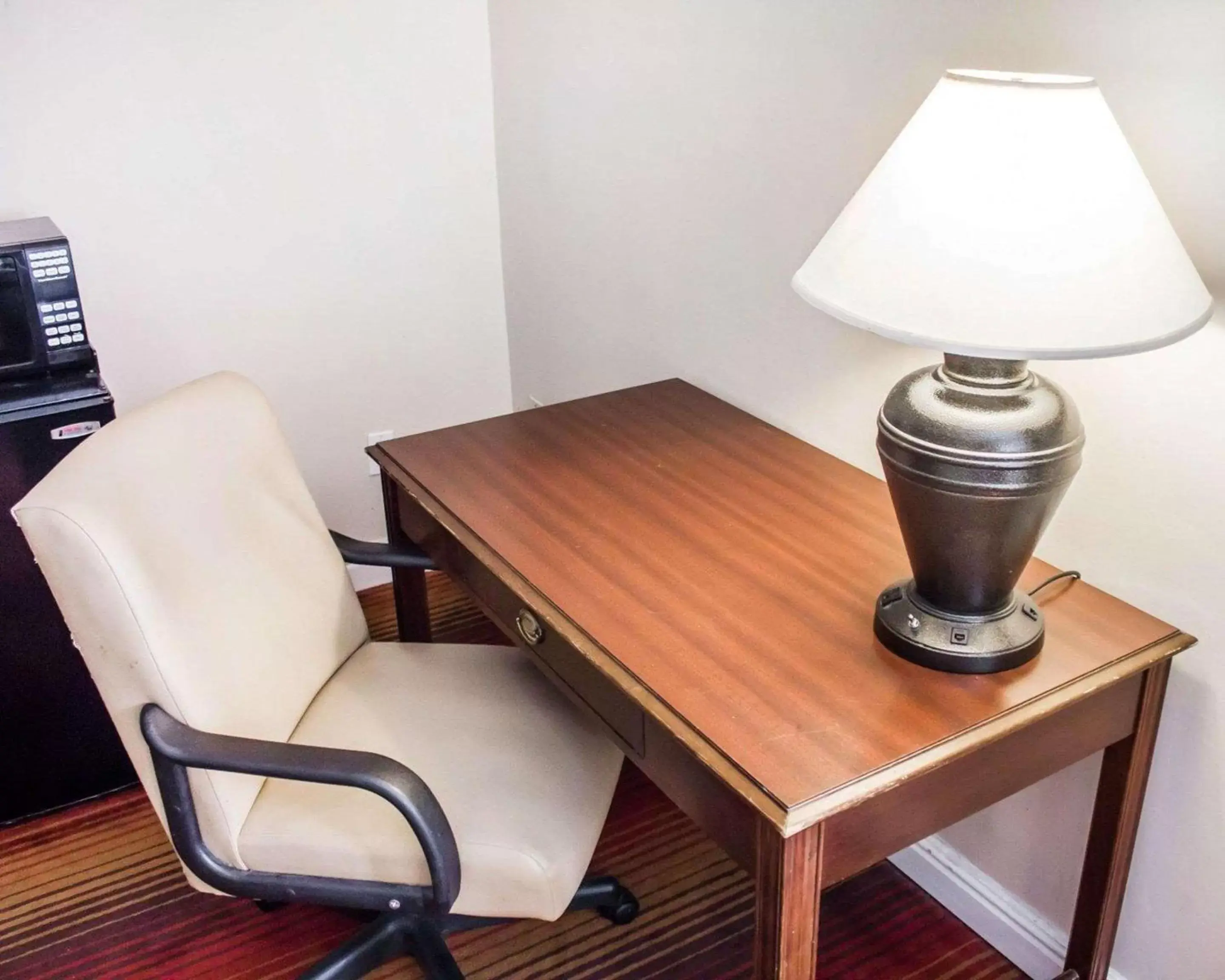 Executive King Room - Non-Smoking in Rodeway Inn Huntington Station - Melville Executive King Room - Non-Smoking in Rodeway Inn Huntington Station - Melville