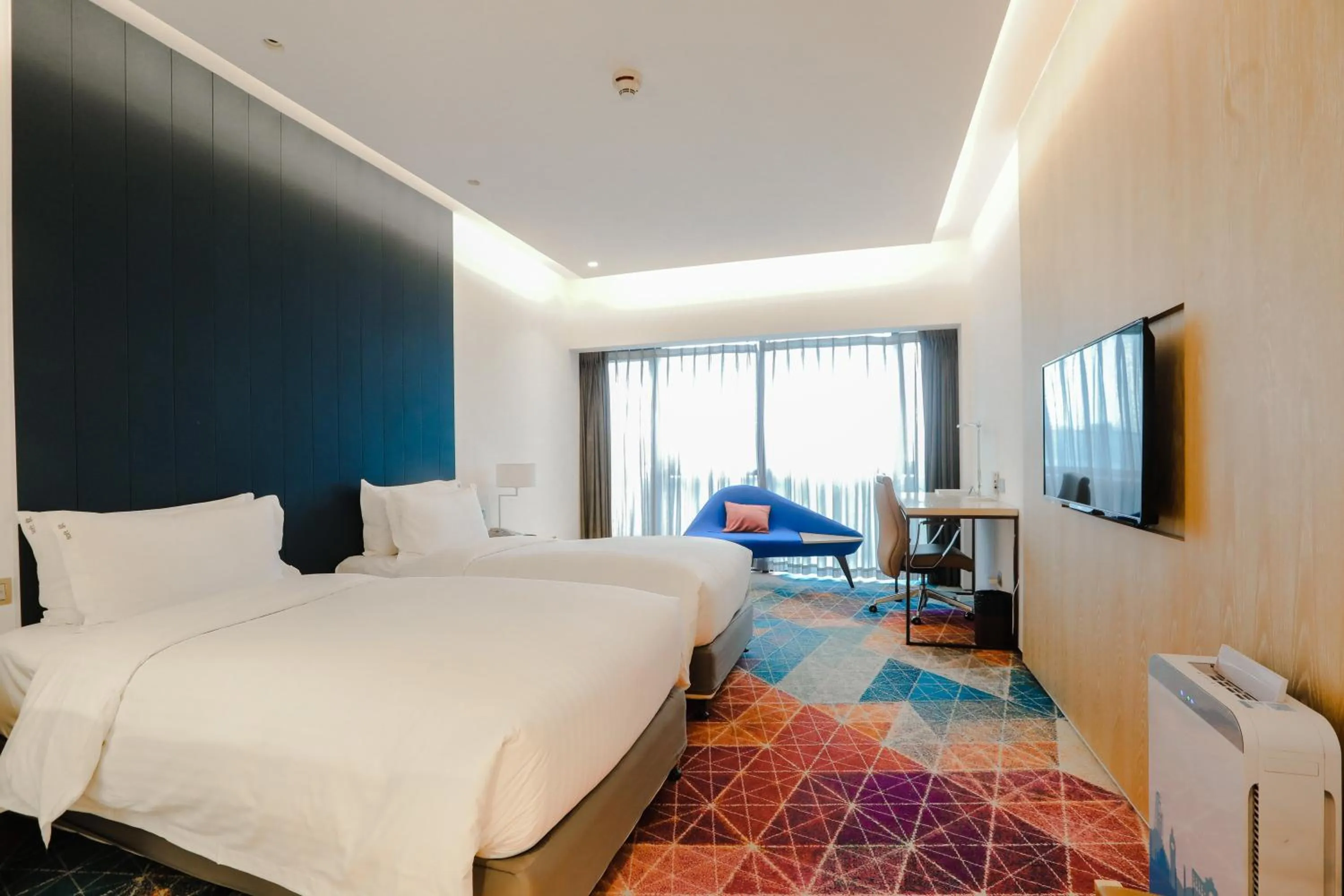Photo of the whole room, Bed in Holiday Inn Express Shanghai Songjiang Fangta by IHG