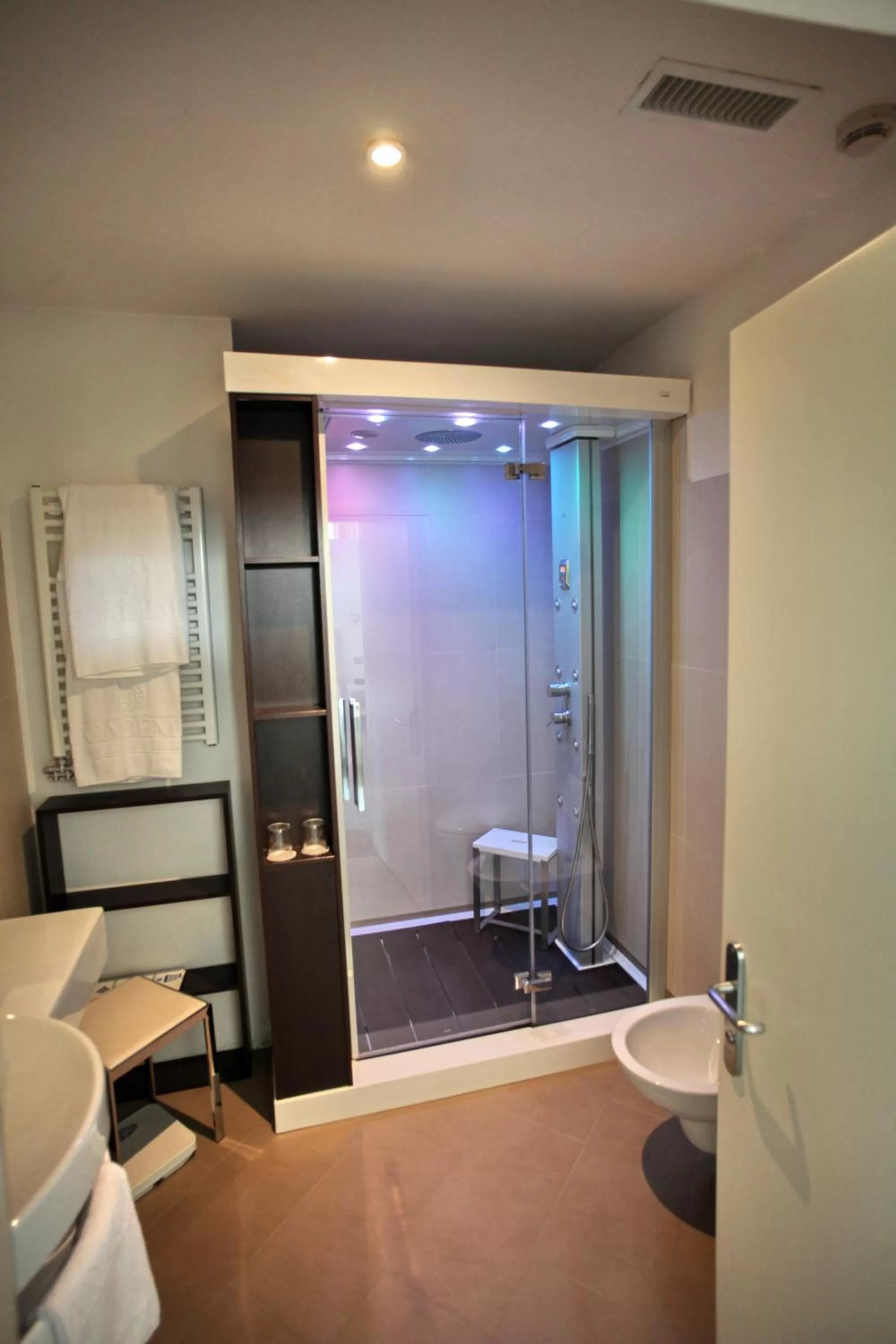 Shower in Albergo Accademia