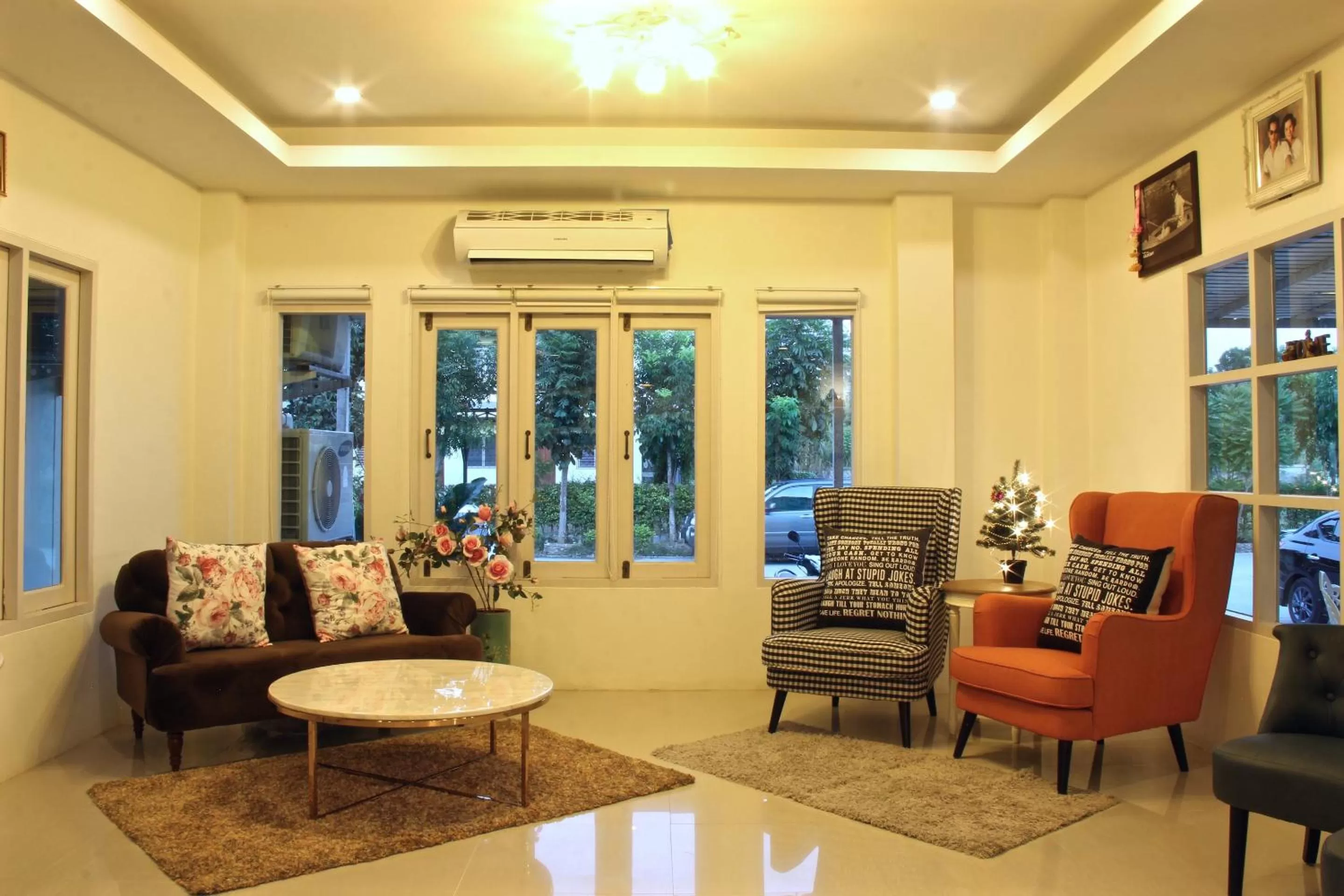 Communal lounge/ TV room in Green Apple Villa