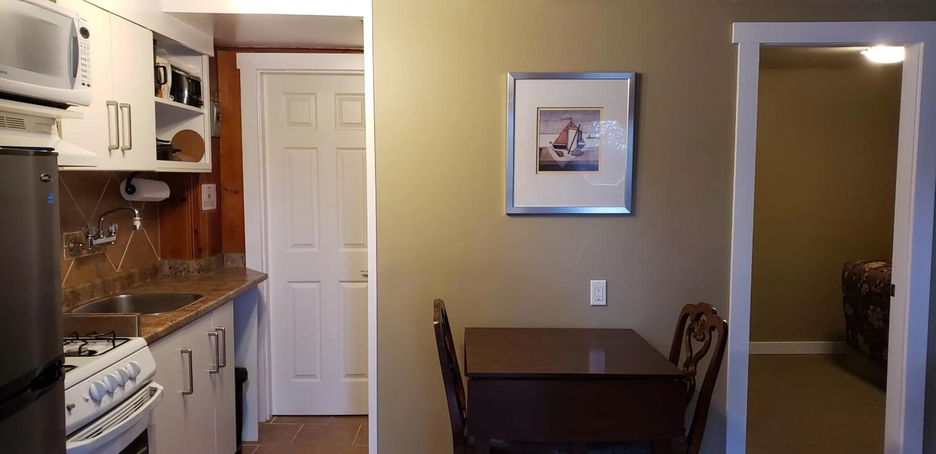 Kitchen or kitchenette, Kitchen/Kitchenette in Malahat Bungalows Motel