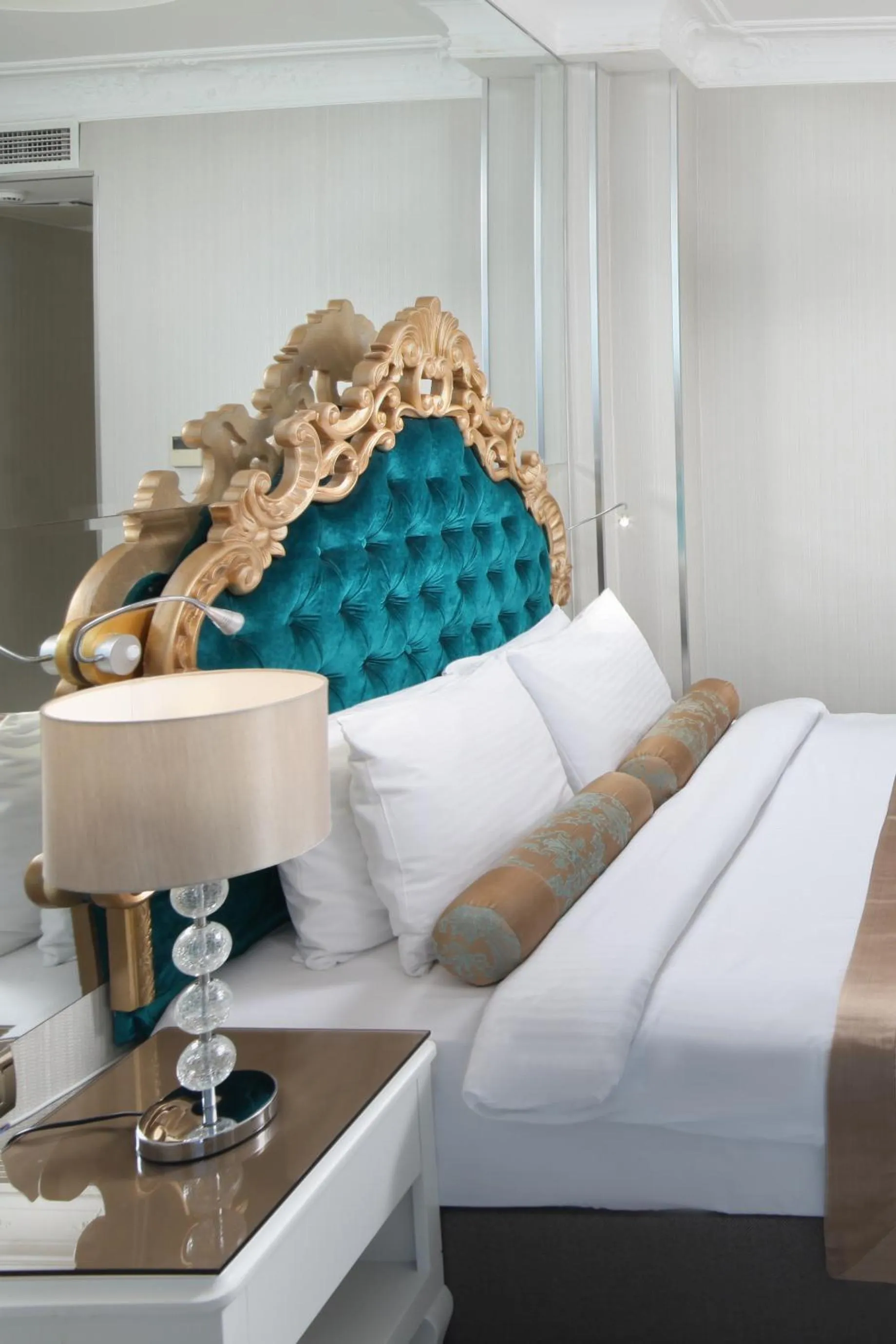 Photo of the whole room, Bed in White Monarch Hotel