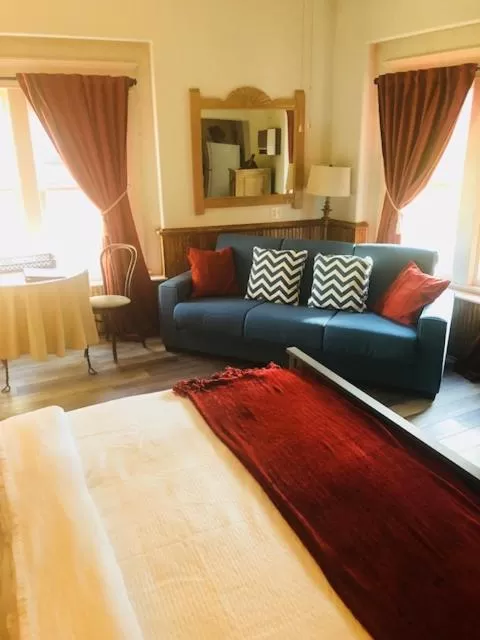 Living room, Bed in Hotel San Ramon