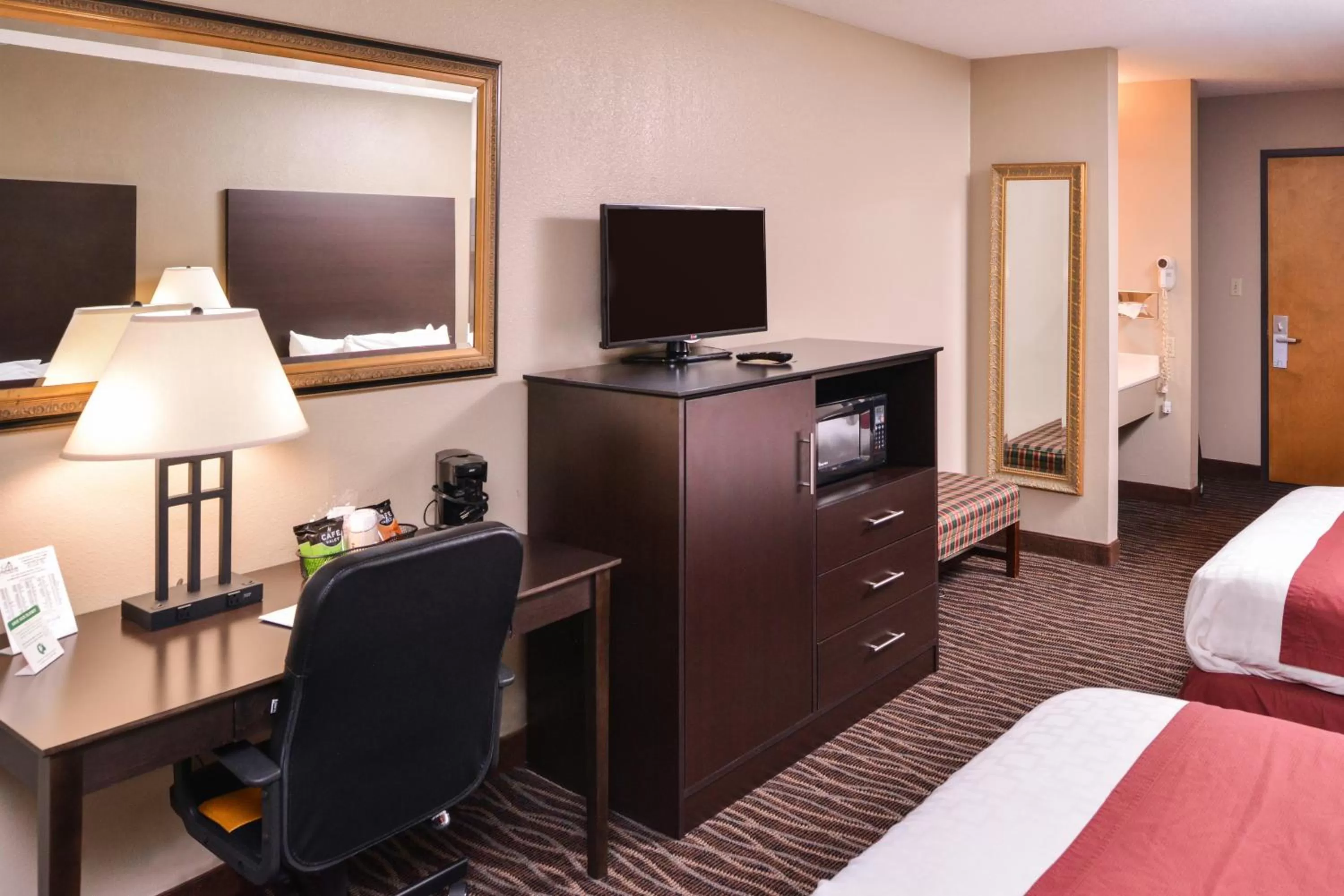 TV and multimedia, Bed in Baymont by Wyndham Sioux Falls North,I-29,Russell St, Airport