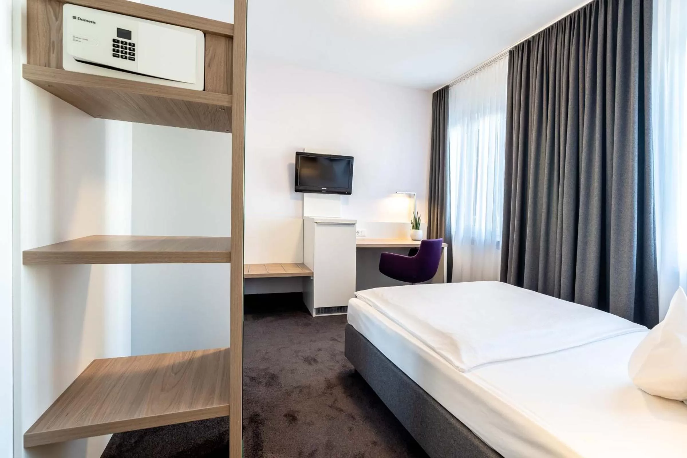 Photo of the whole room, Bed in Altstadthotel