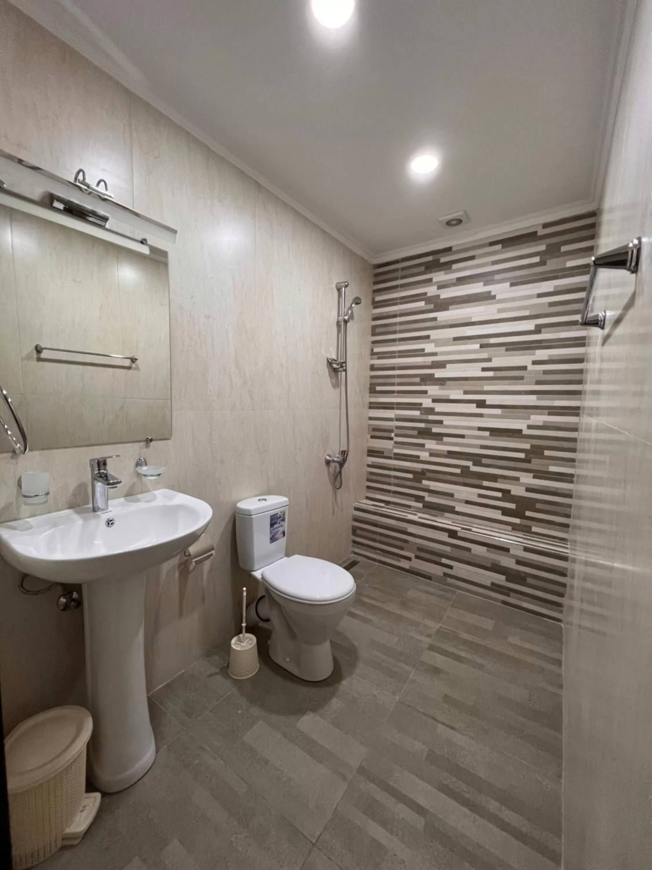 Bathroom in Elross Hotel