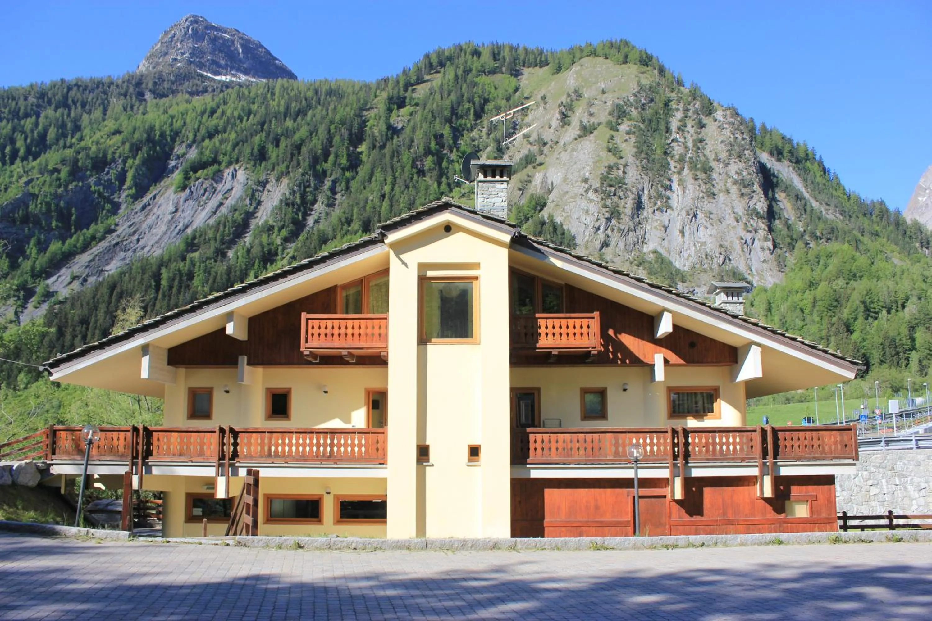 Facade/entrance in Shatush Hotel
