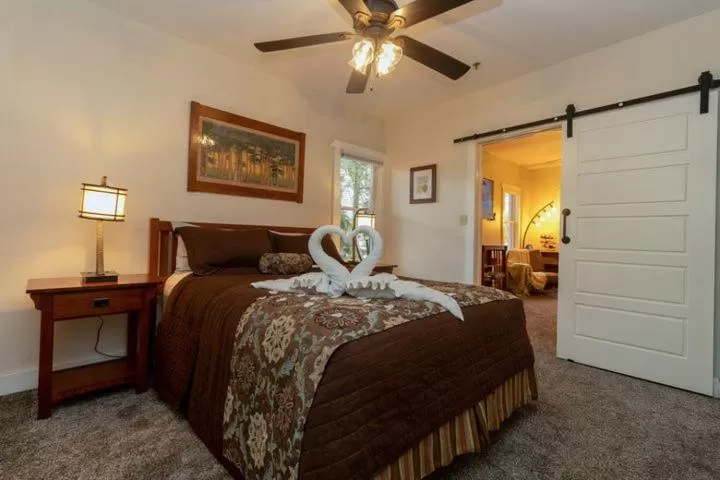 Bed in Lake Pointe Inn