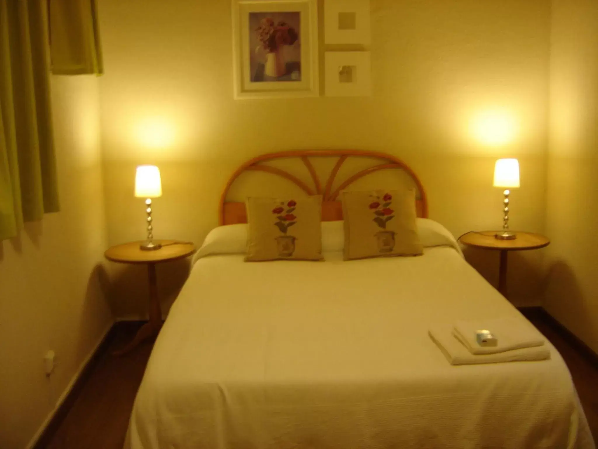 Interior Double or Twin Room with Private Bathroom in Ally's Bed&Breakfast, Interior Double or Twin Room with Private Bathroom in Ally's Bed&Breakfast,