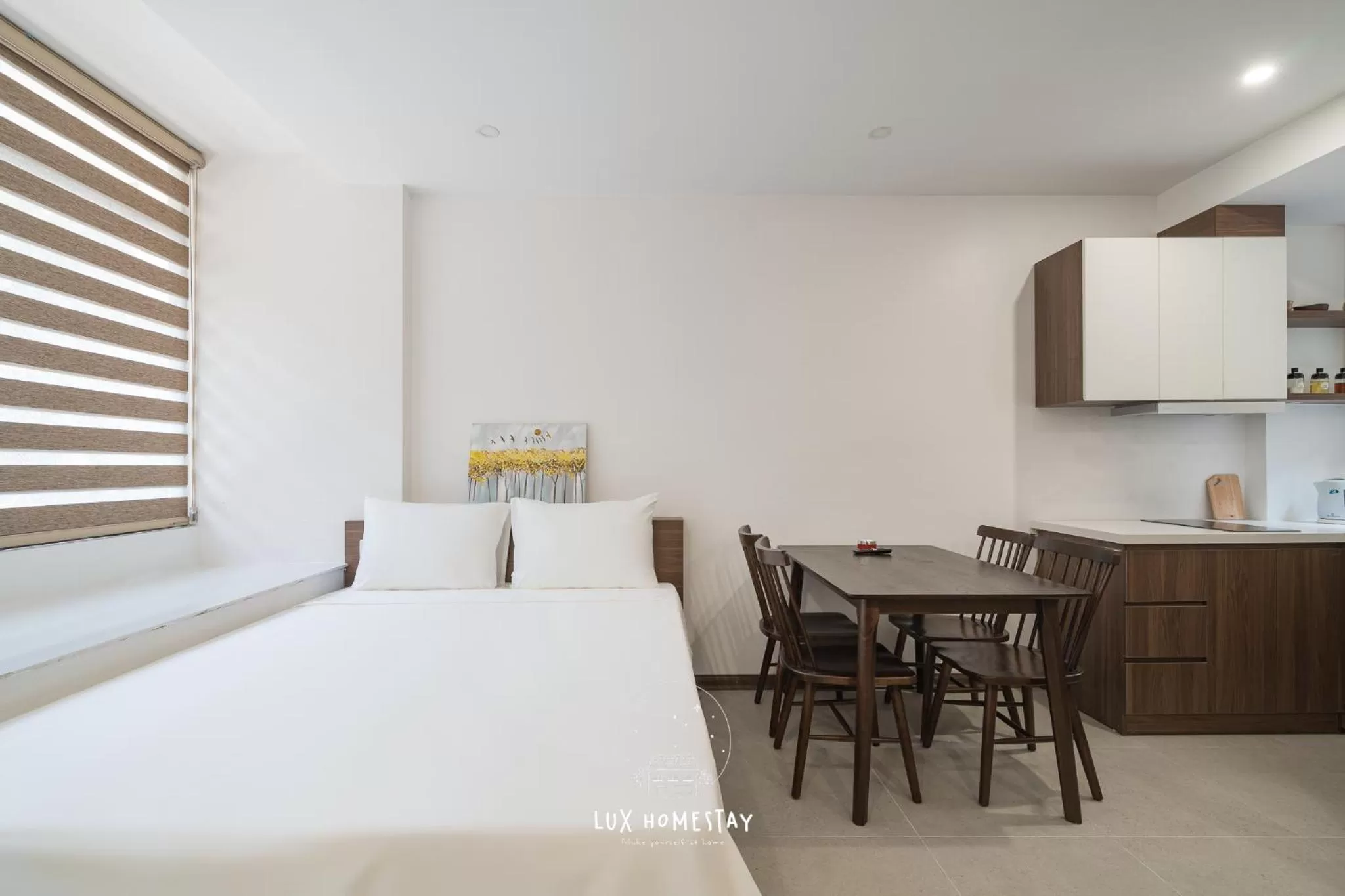 Photo of the whole room, Bed in Lux Westlake Studio