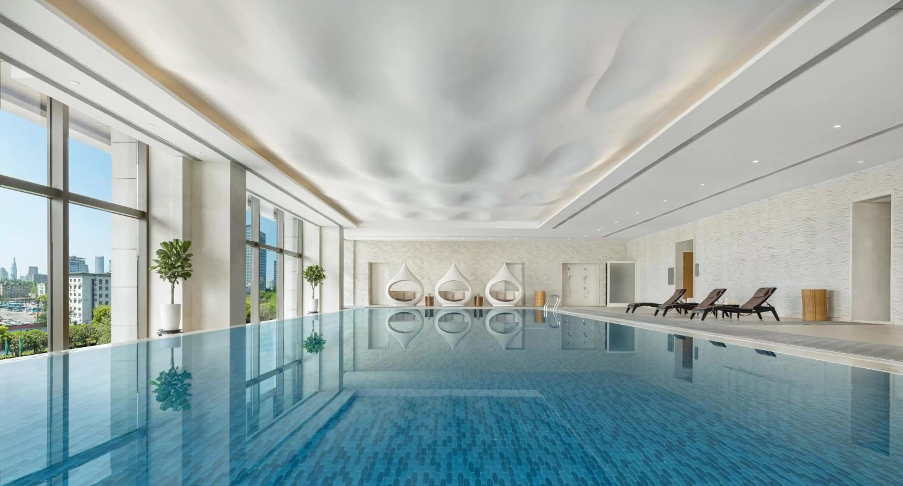 Swimming pool in Shangri-La Nanjing