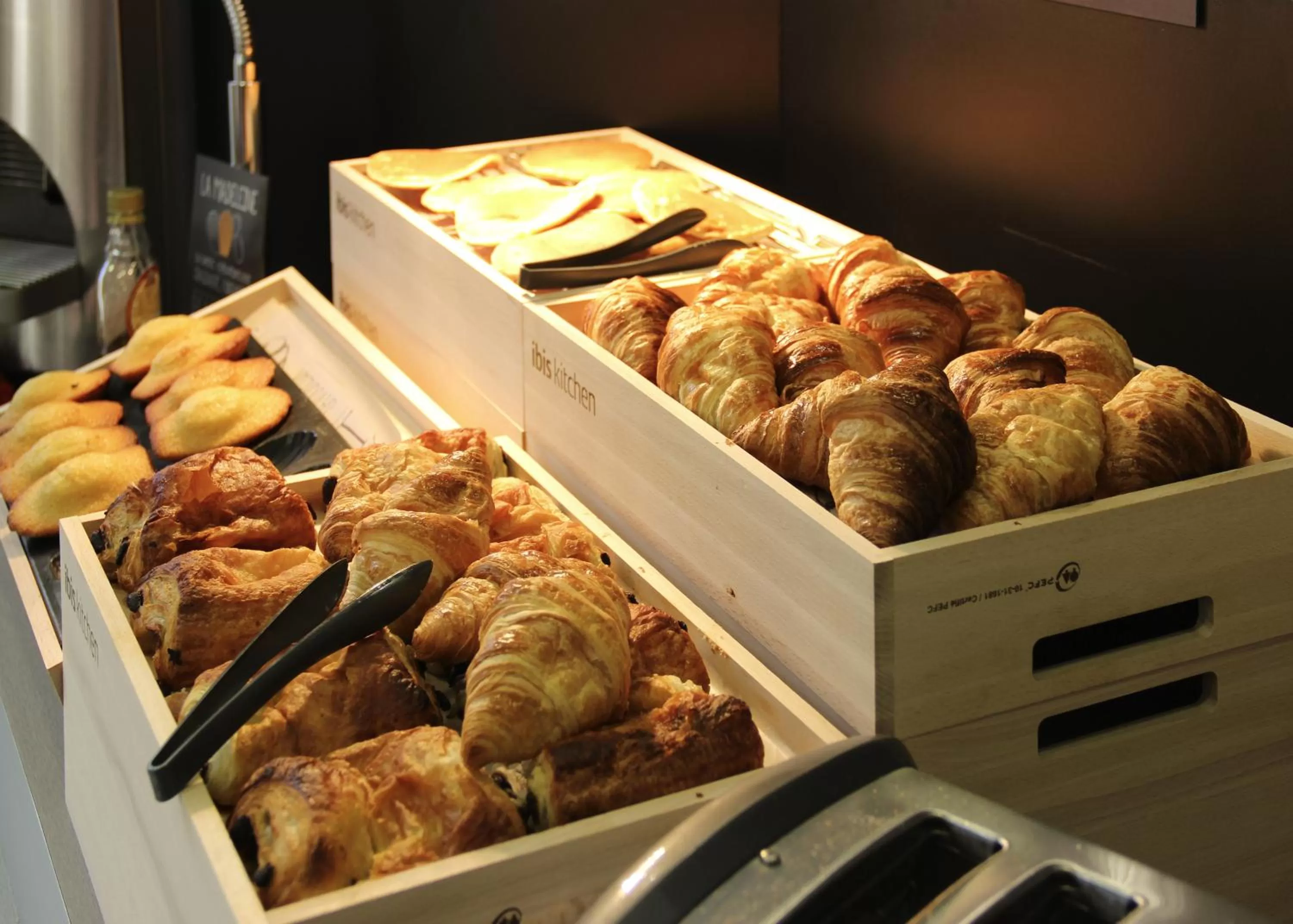 Buffet breakfast in ibis Toulouse Centre