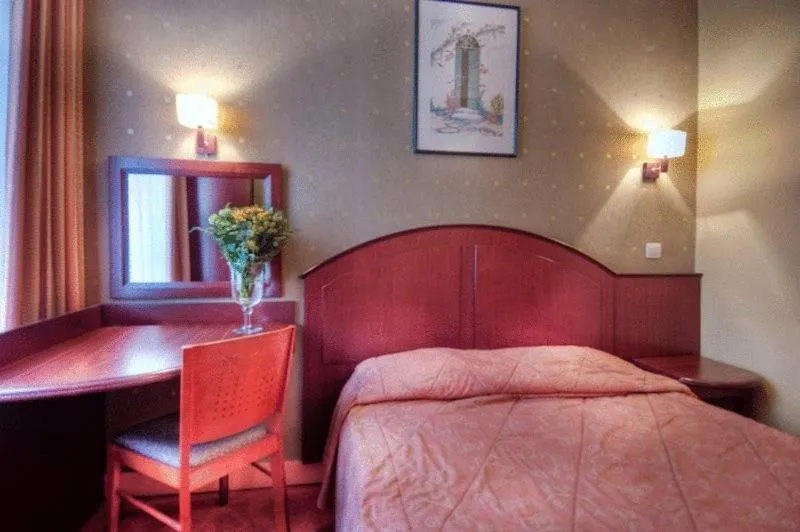 Photo of the whole room, Bed in Hotel Le Faubourg Opera