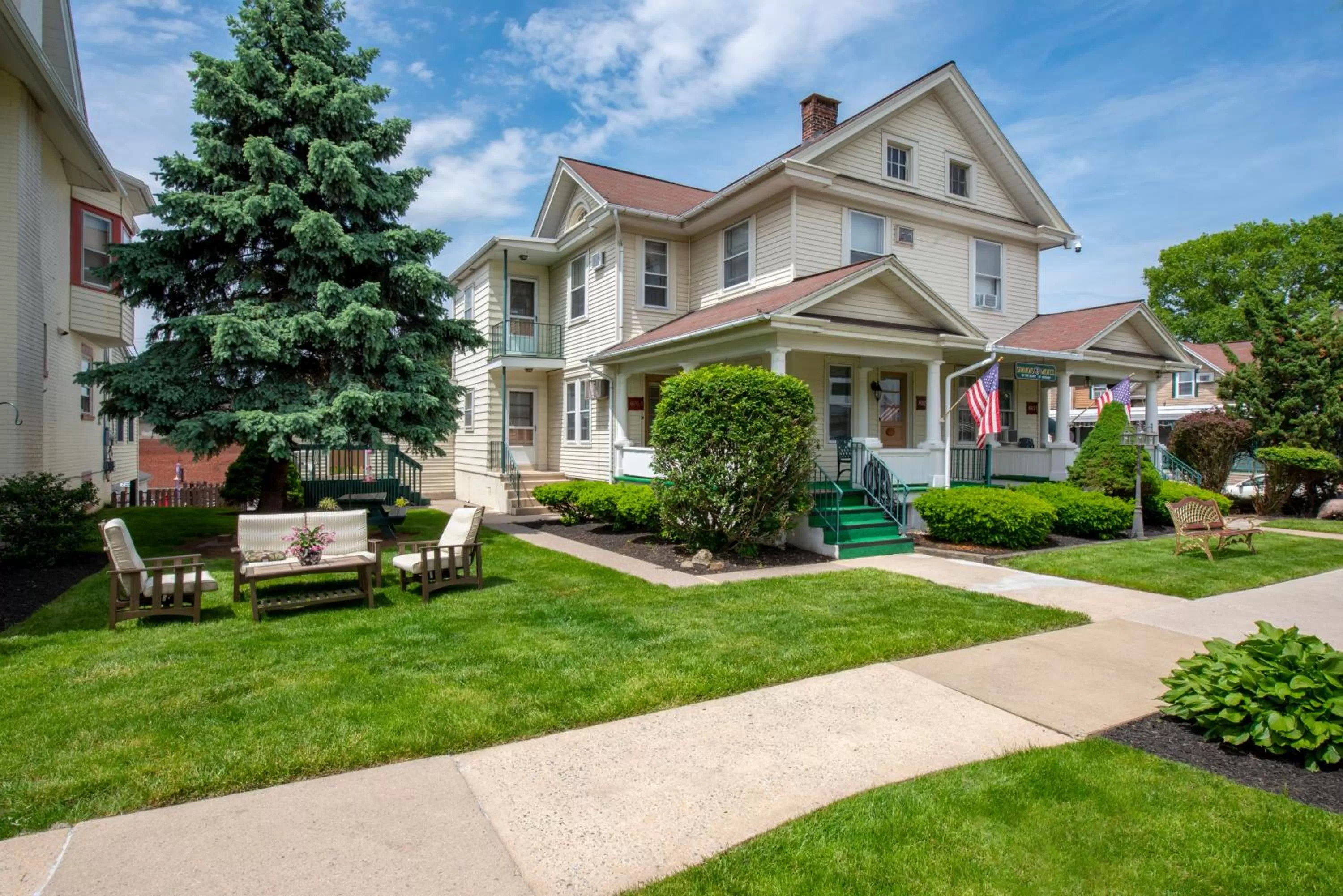 Property building in Simmons Motel and Suites