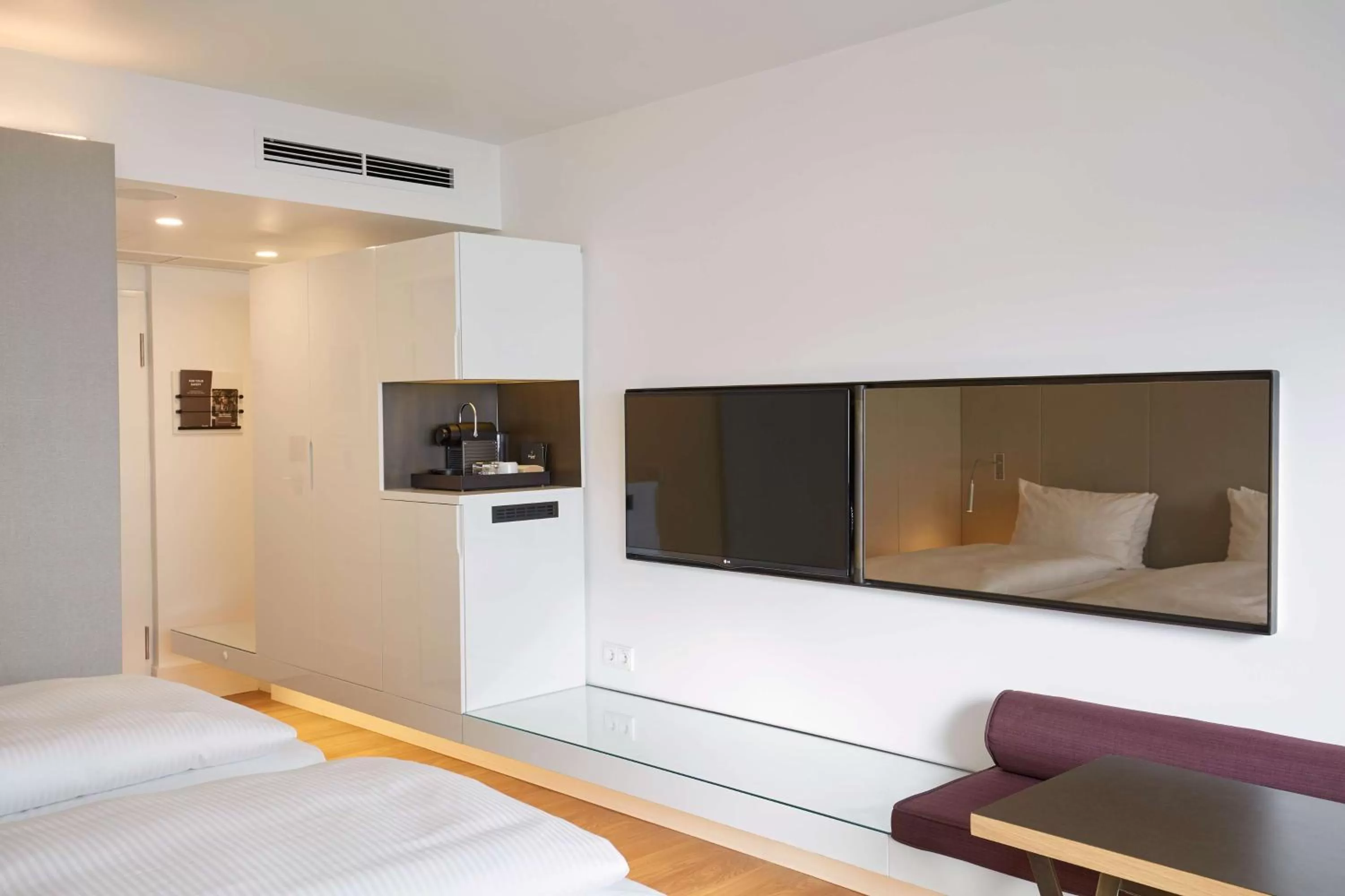 Photo of the whole room, Bed in Scandic Frankfurt Museumsufer