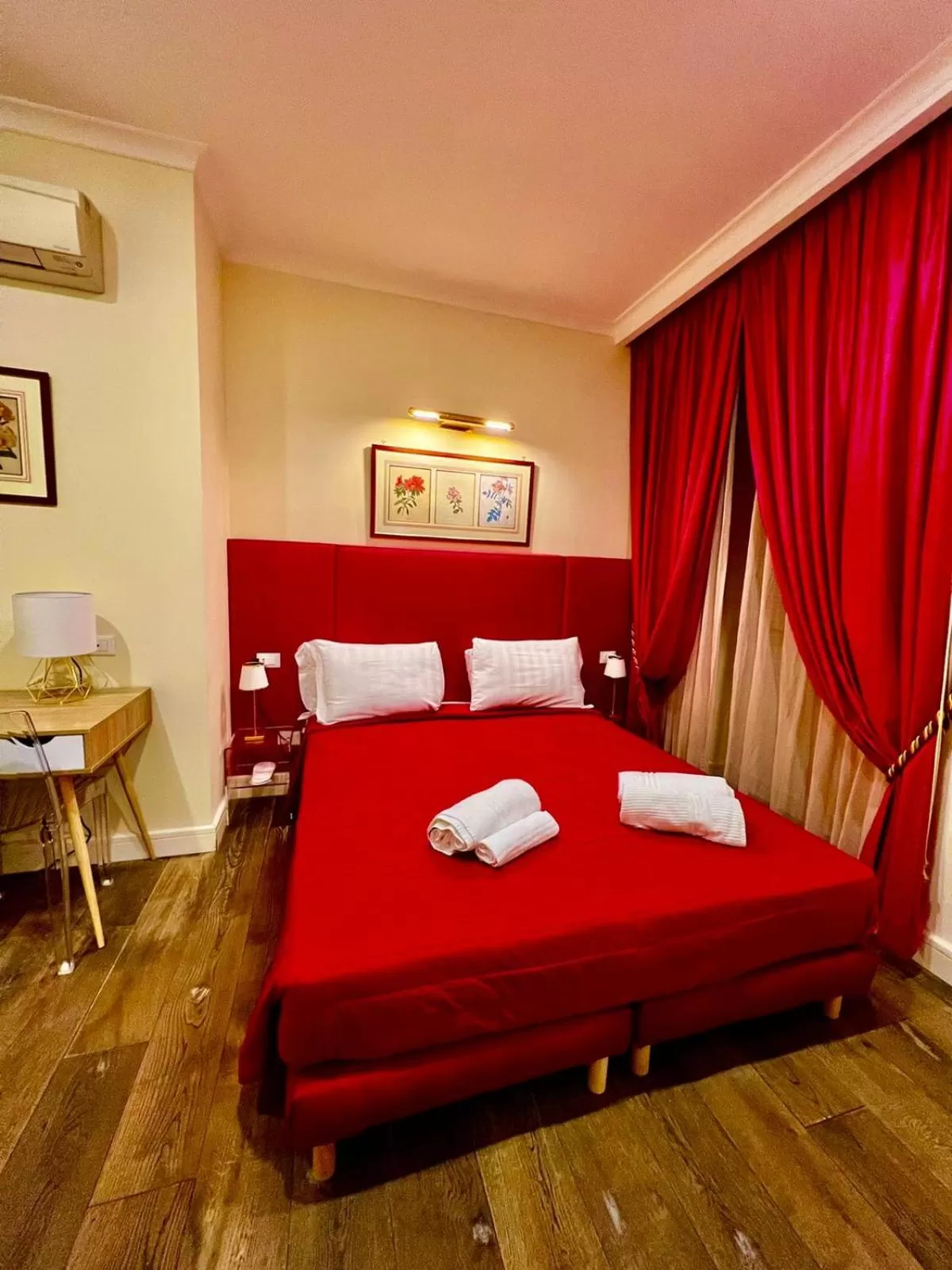 Bed in Quirinale luxury suite Roma