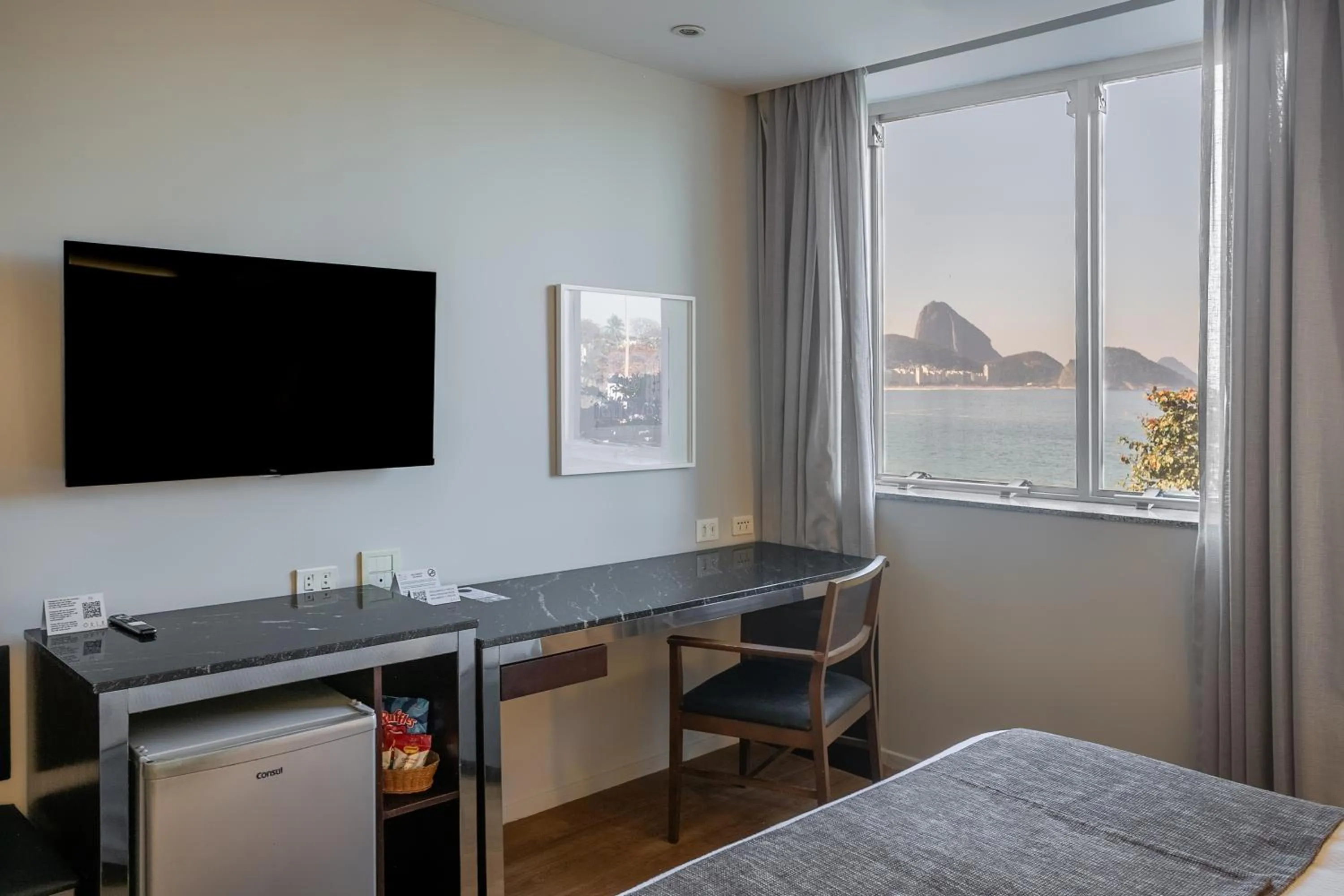 Property building, Bed in Orla Copacabana Hotel
