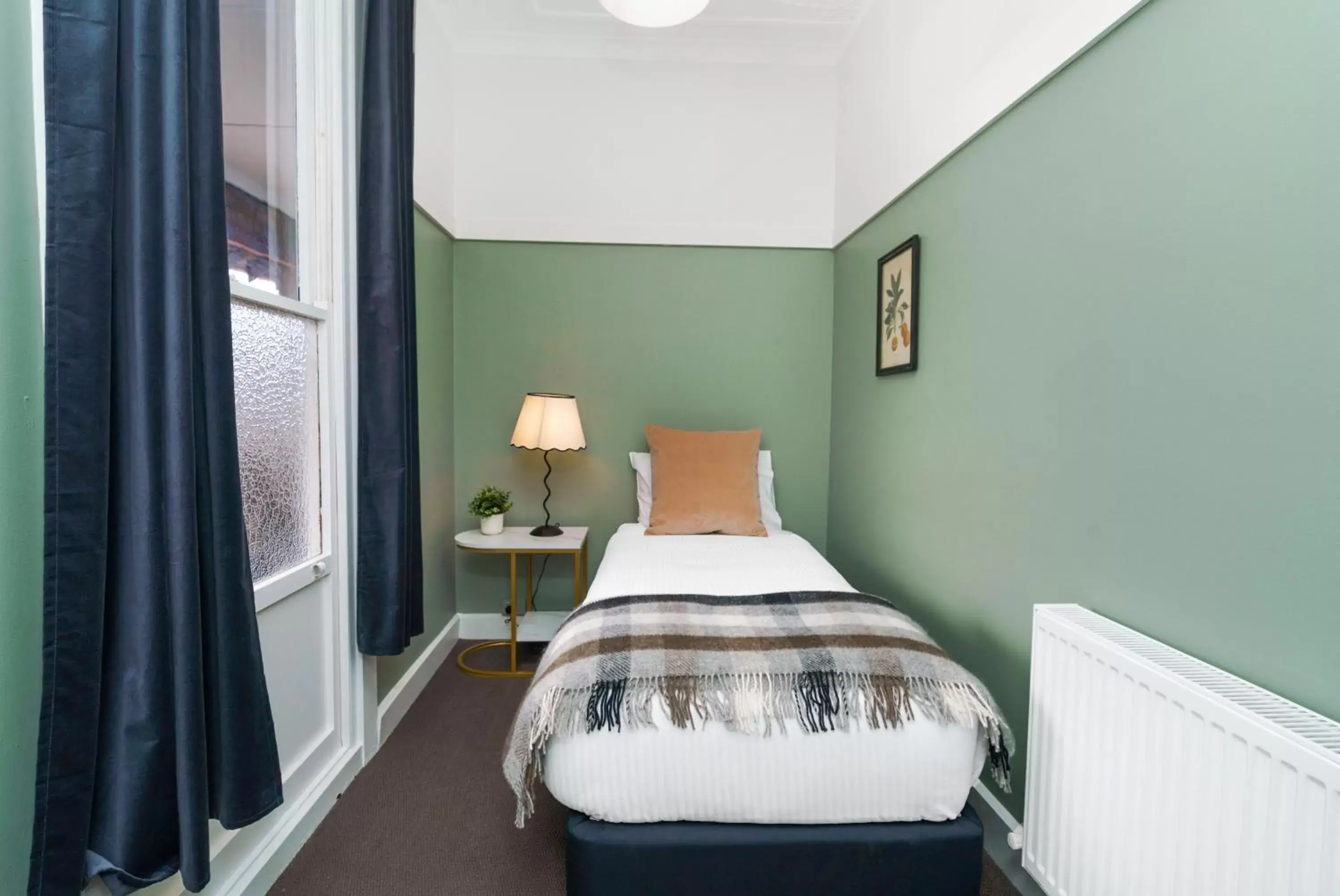 Premium Queen Single Room with Ensuite Bathroom in Bundanoon Hotel Premium Queen Single Room with Ensuite Bathroom in Bundanoon Hotel