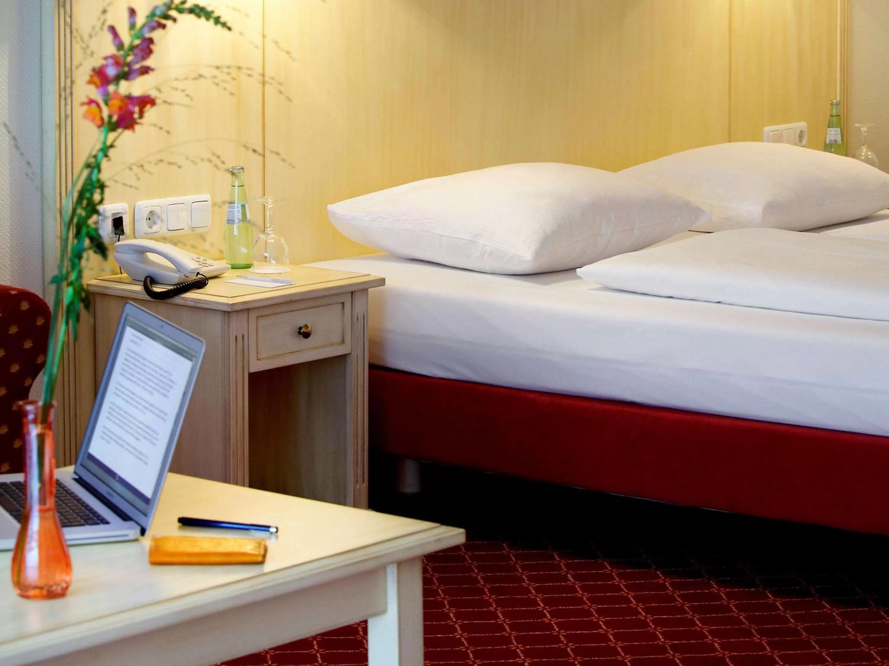 Photo of the whole room, Bed in Hotel Chateau Kurfürstendamm