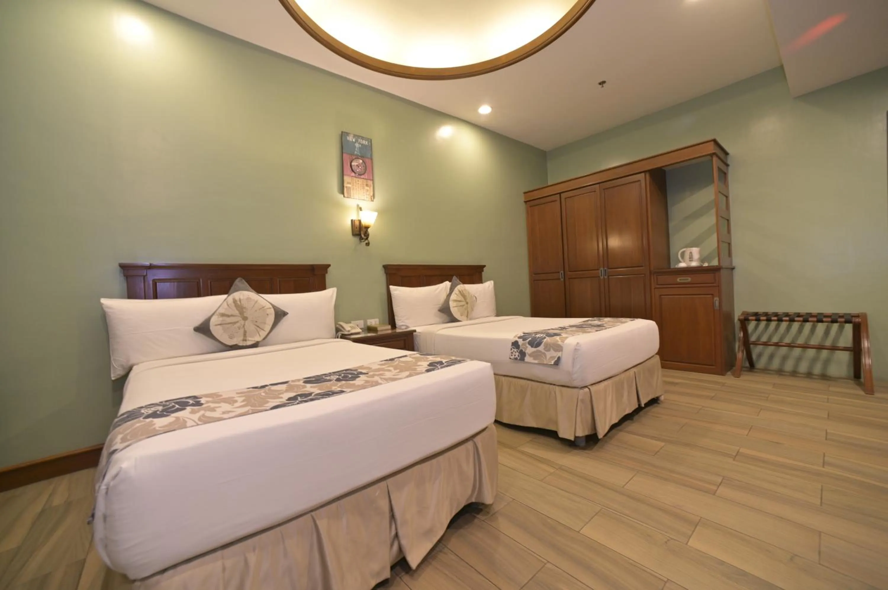 Bedroom, Bed in Paragon Hotel and Suites