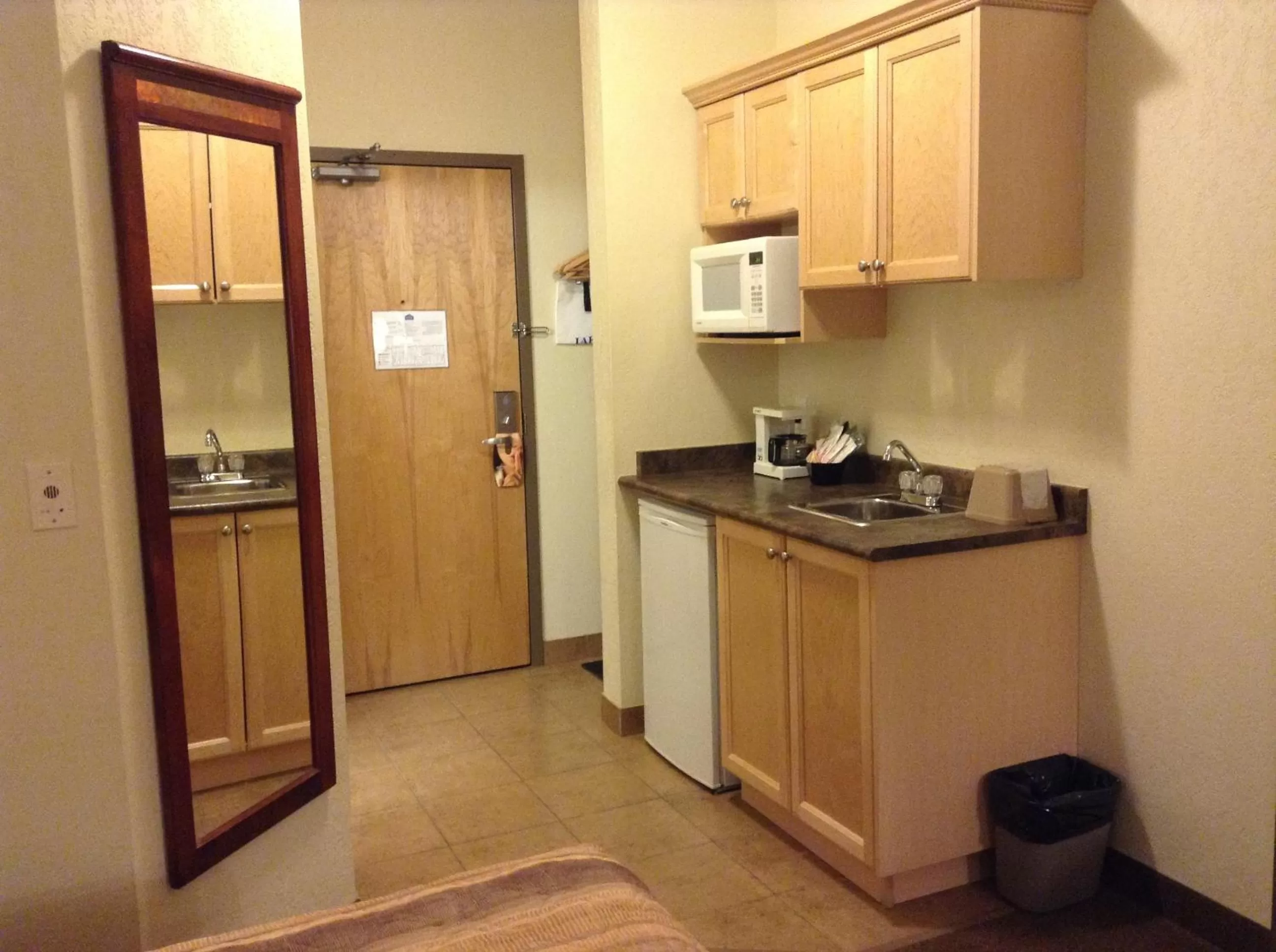 Kitchen or kitchenette in Lakeview Inns & Suites - Fort Nelson