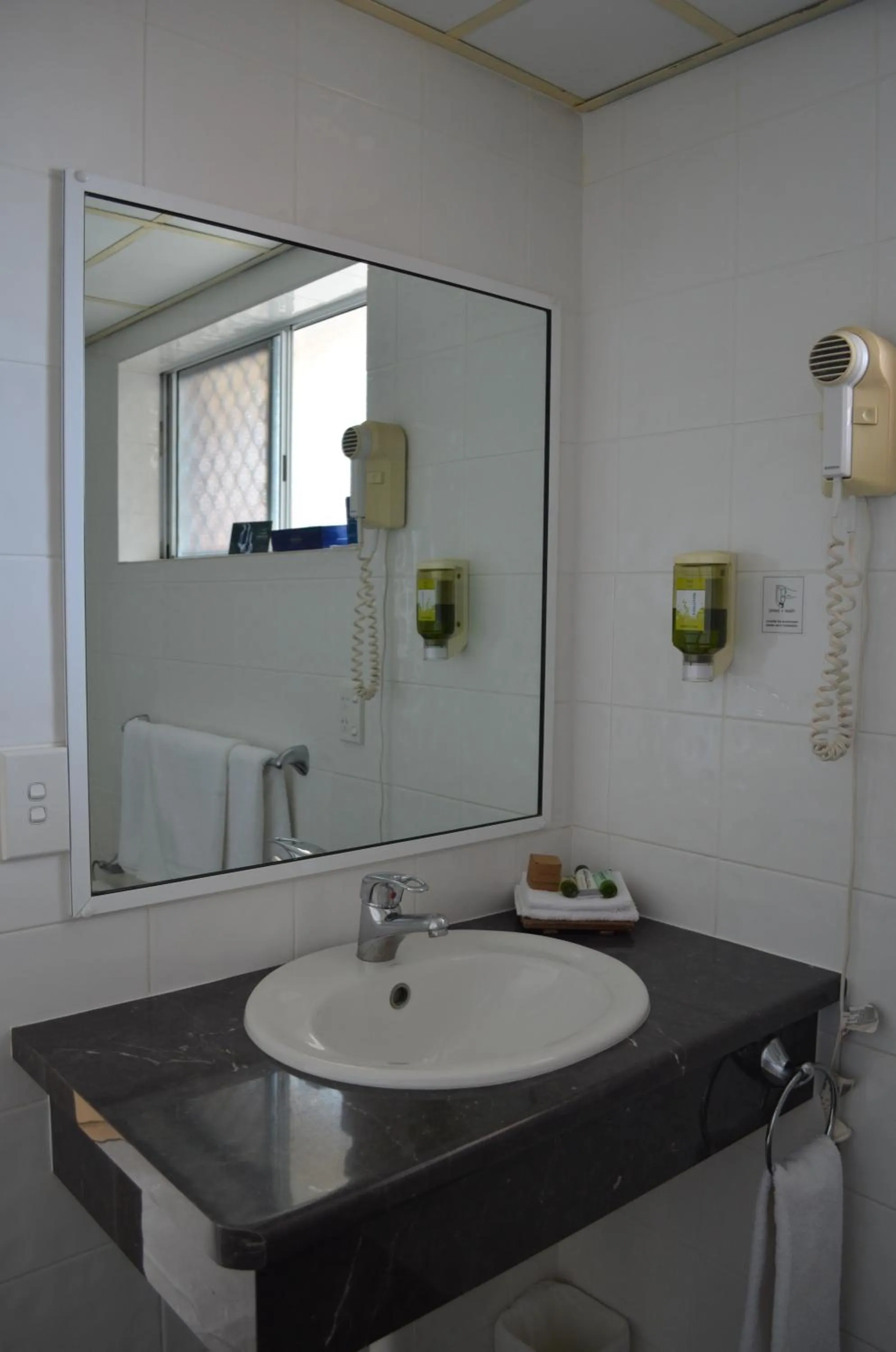 Bathroom in Bathurst Motor Inn