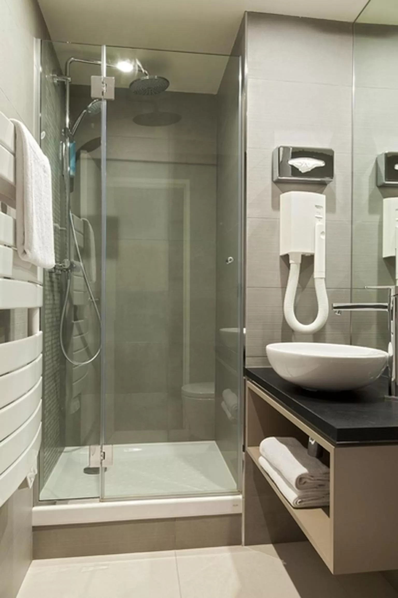 Shower in Timhotel Opera Madeleine