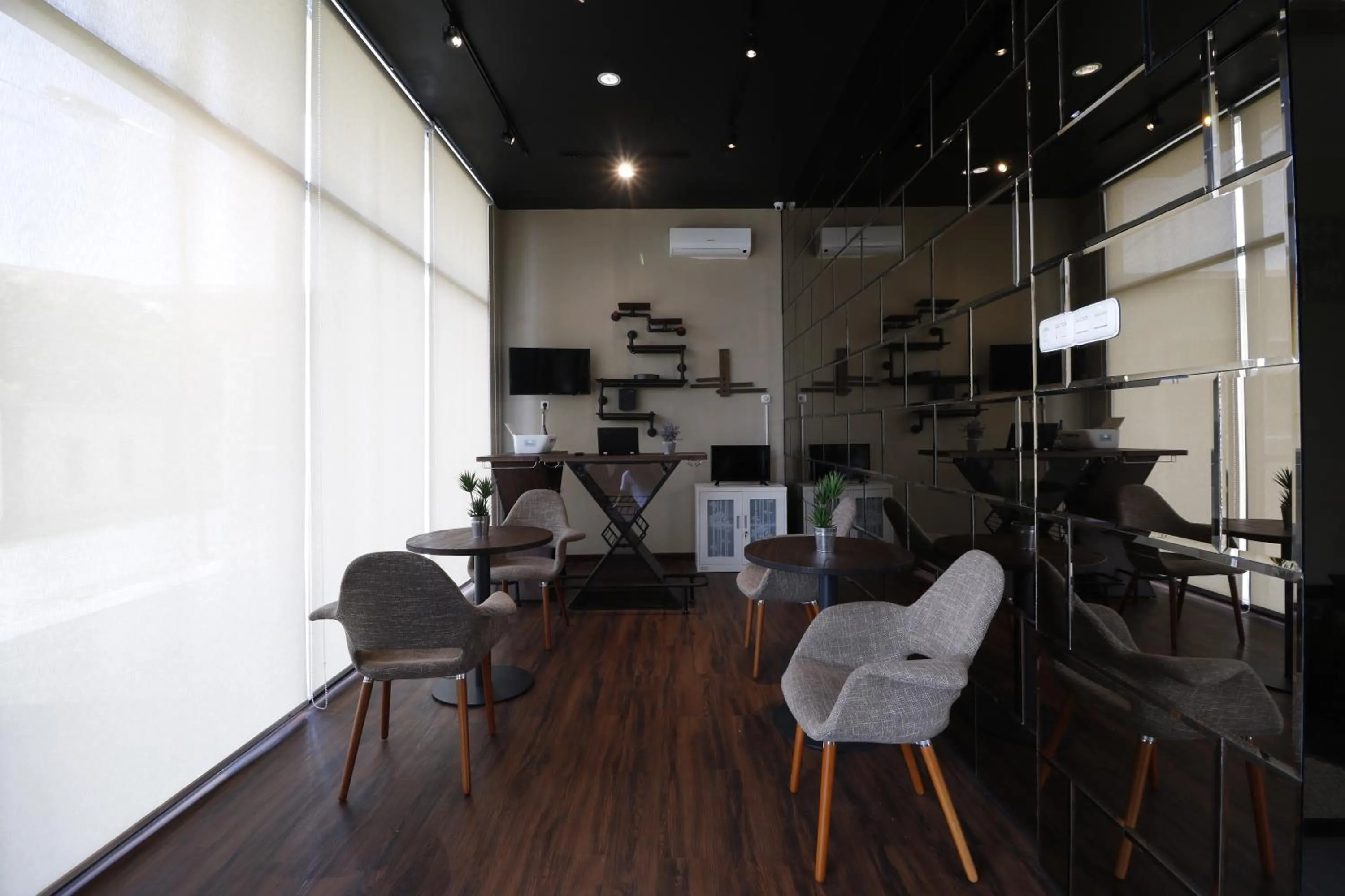 Seating area in RedDoorz Plus near Universitas Sumatera Utara