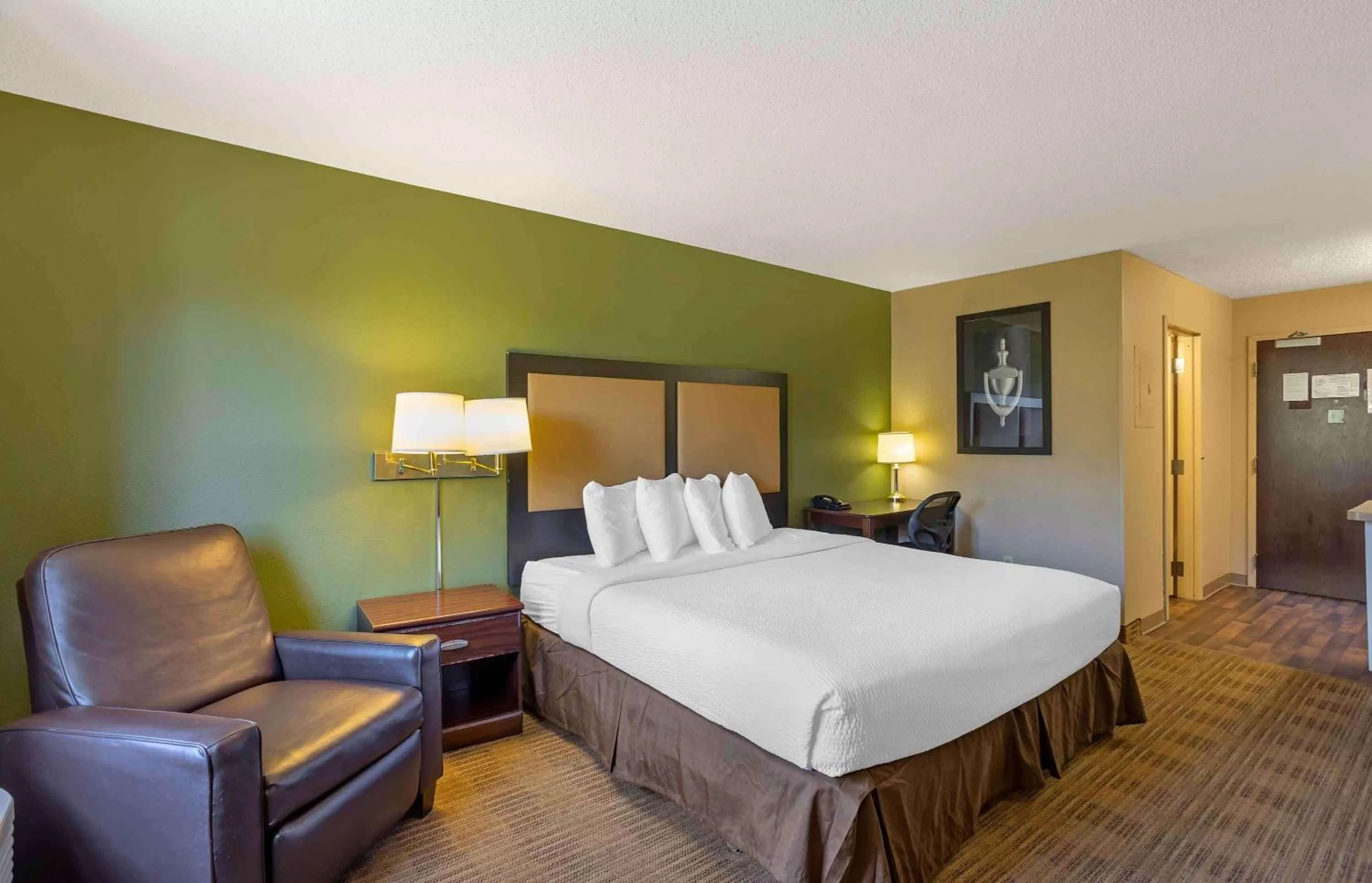 Bedroom, Bed in Extended Stay America Select Suites - Springfield - South