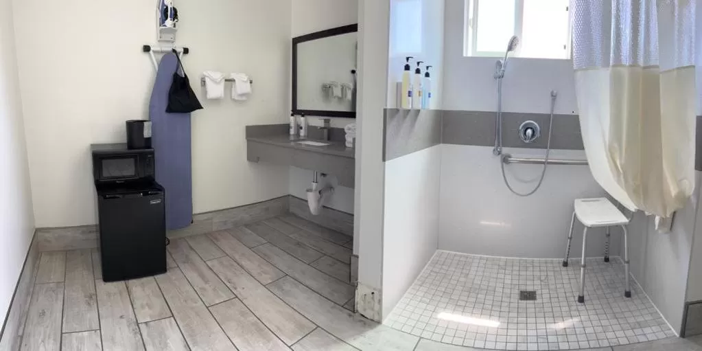 Shower in Ocean Palms Motel